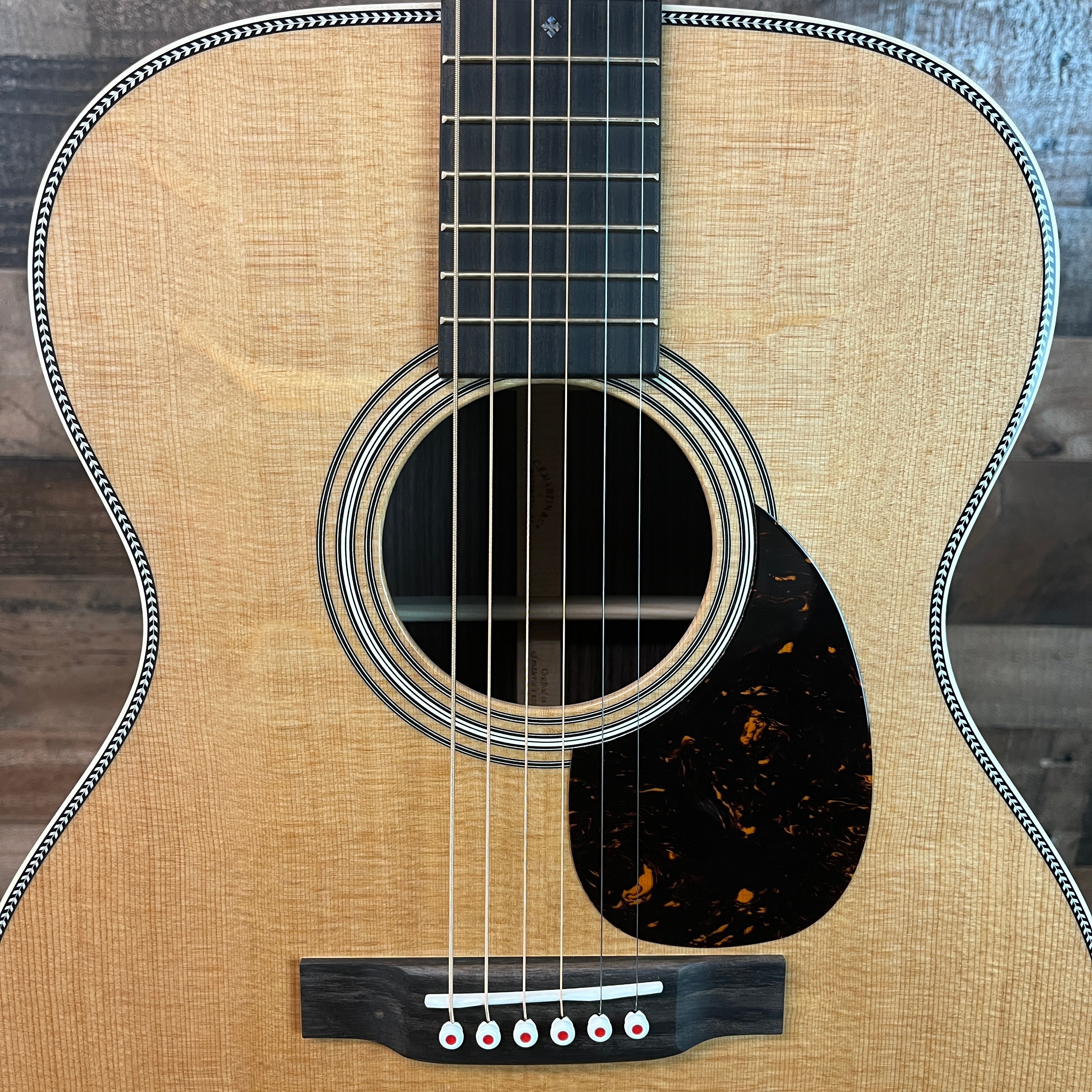 OM-28 Modern Deluxe Acoustic Guitar, Natural Gloss, Hard Case, 500