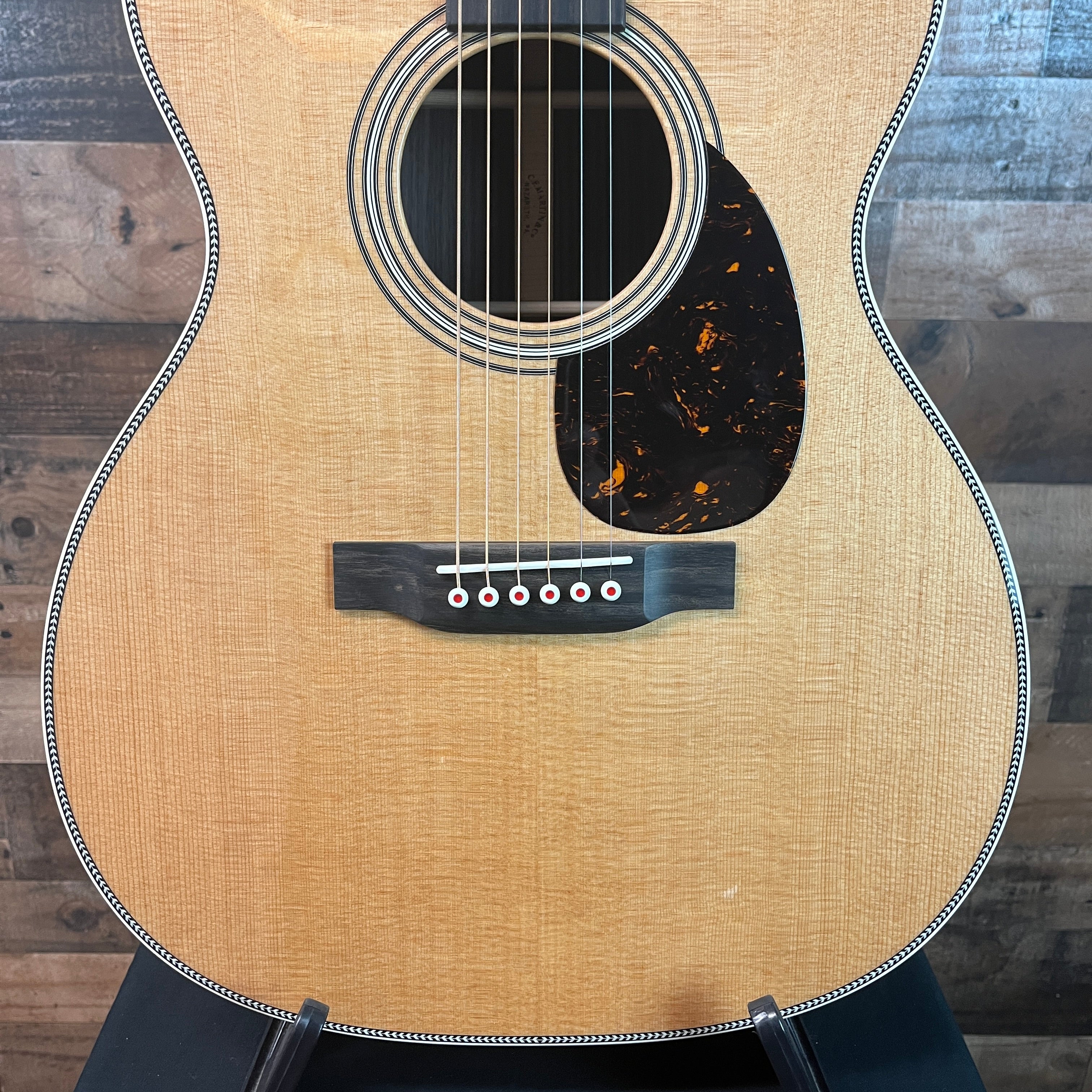 OM-28 Modern Deluxe Acoustic Guitar, Natural Gloss, Hard Case, 500