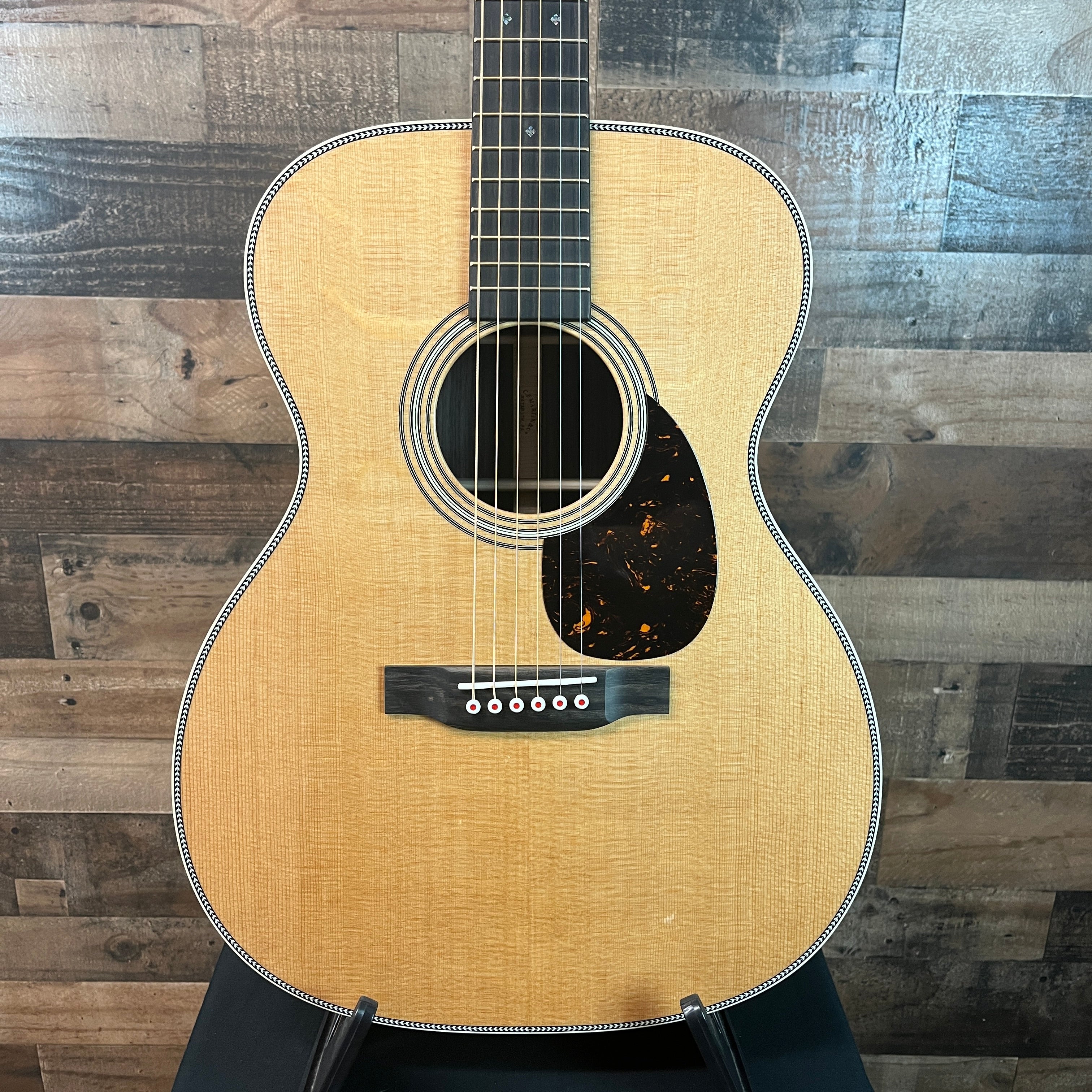 OM-28 Modern Deluxe Acoustic Guitar, Natural Gloss, Hard Case, 500