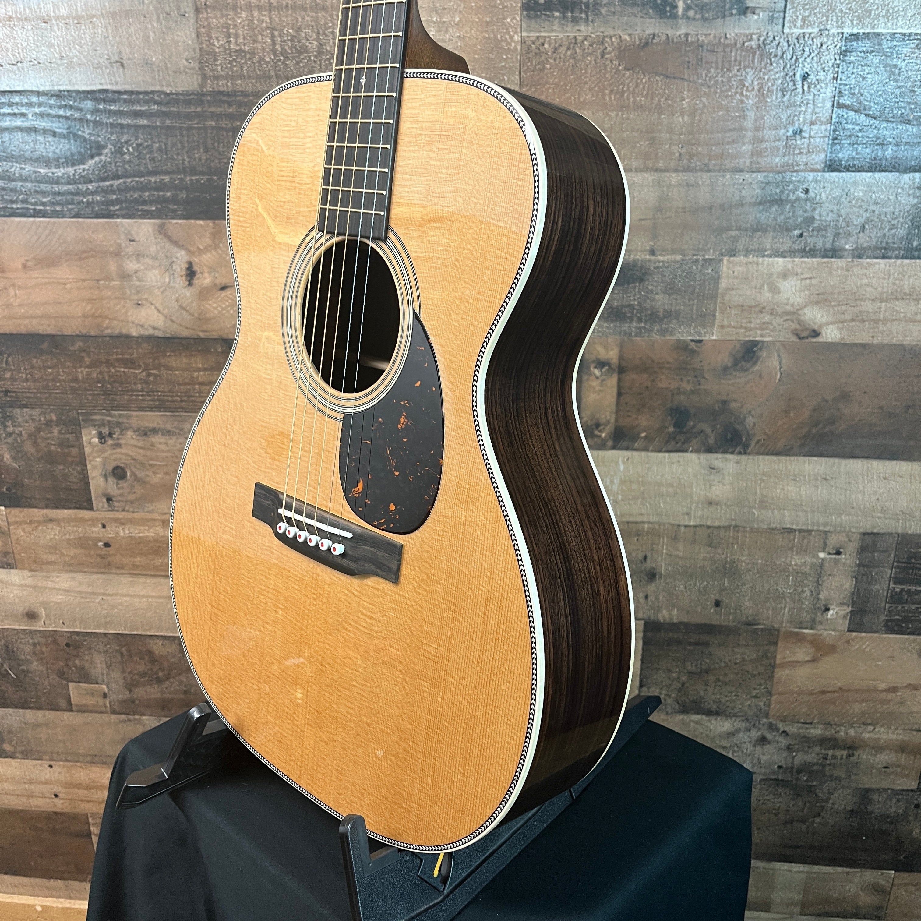 OM-28 Modern Deluxe Acoustic Guitar, Natural Gloss, Hard Case, 500