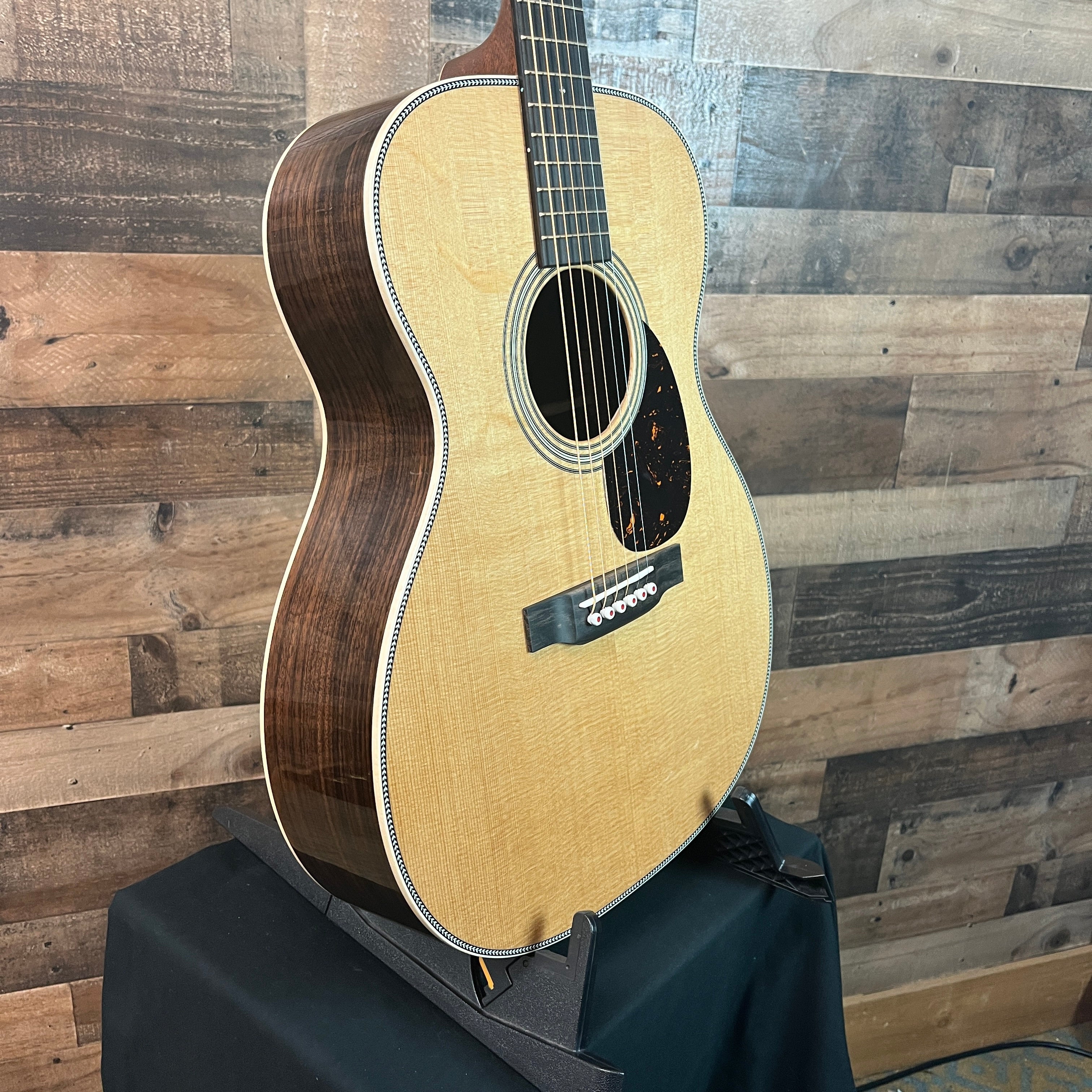 OM-28 Modern Deluxe Acoustic Guitar, Natural Gloss, Hard Case, 500