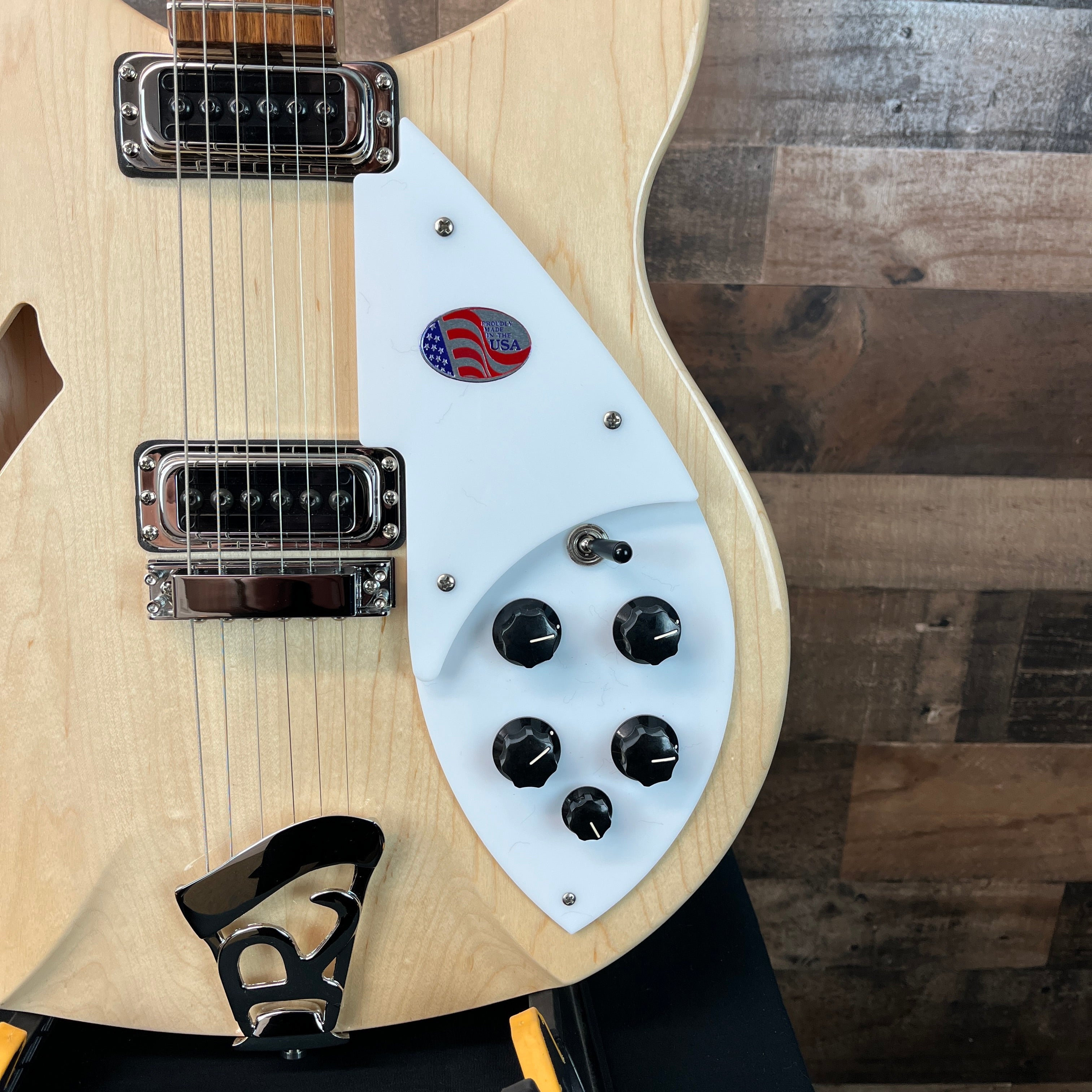 330 Semi-Hollow Electric Guitar, Mapleglo, Hard Case, 796