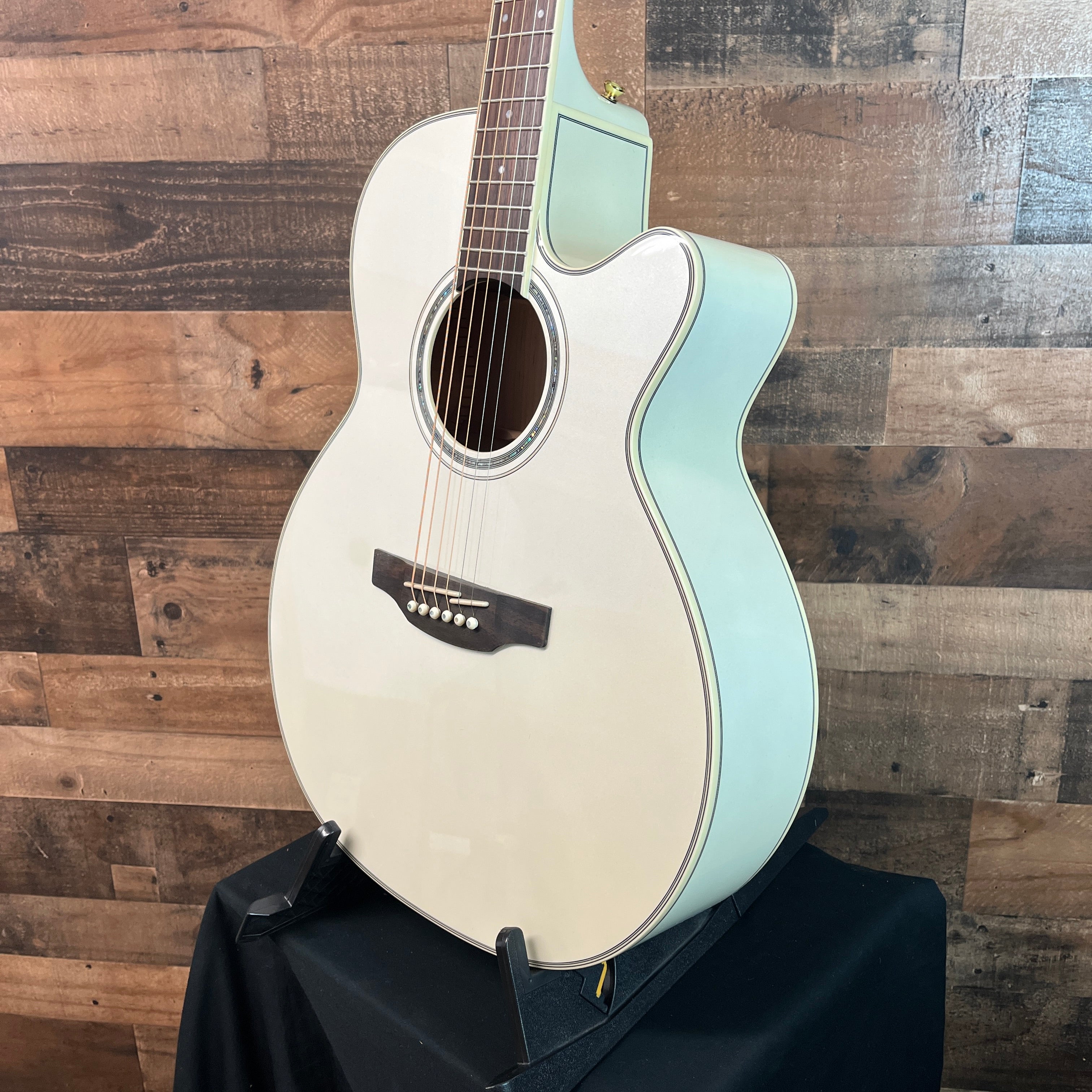 GN37CE Cutaway Acoustic/Electric Guitar, Pearl White, 060