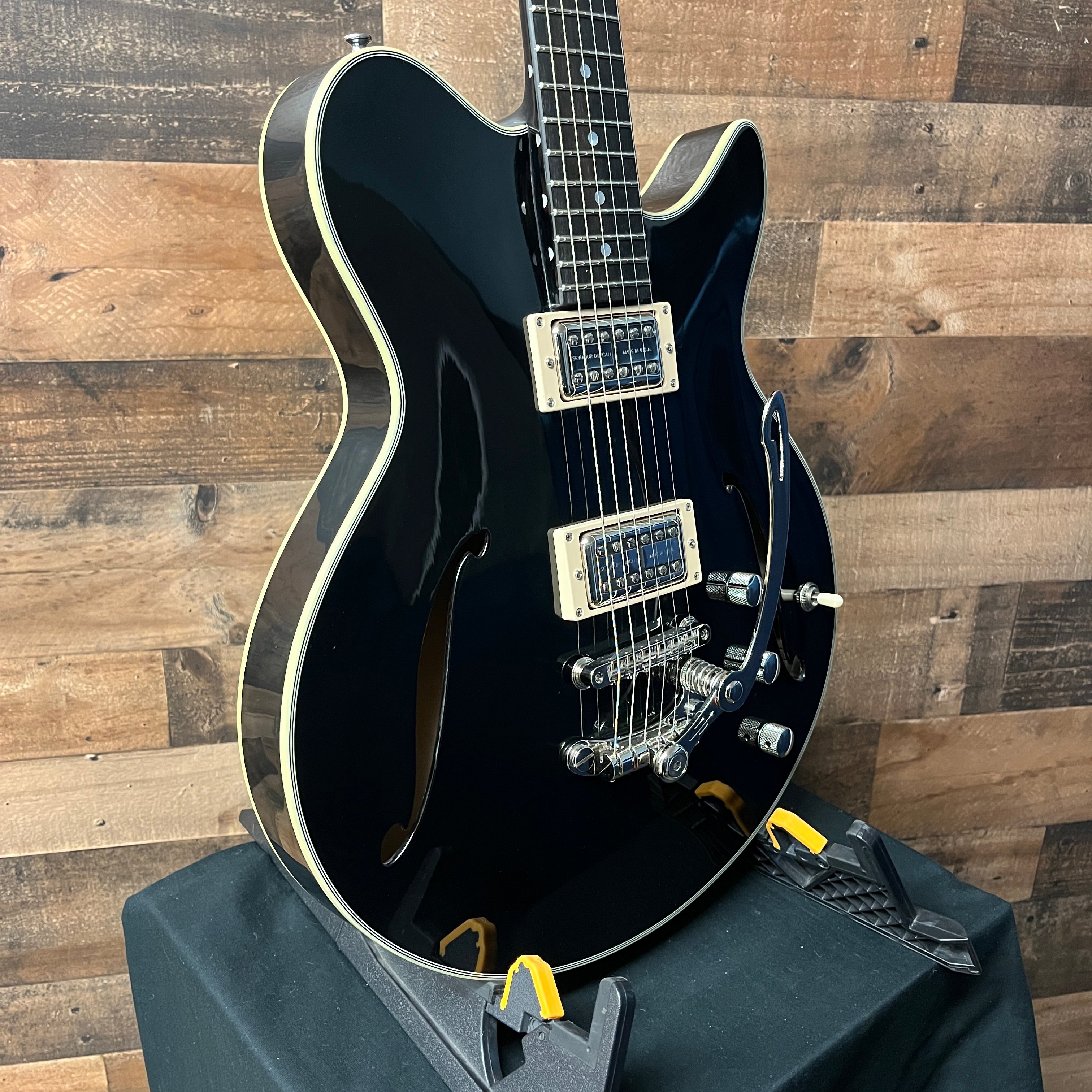 Eastman Guitars Romeo NYC Semi-hollowbody Electric Guitar - Black, 392