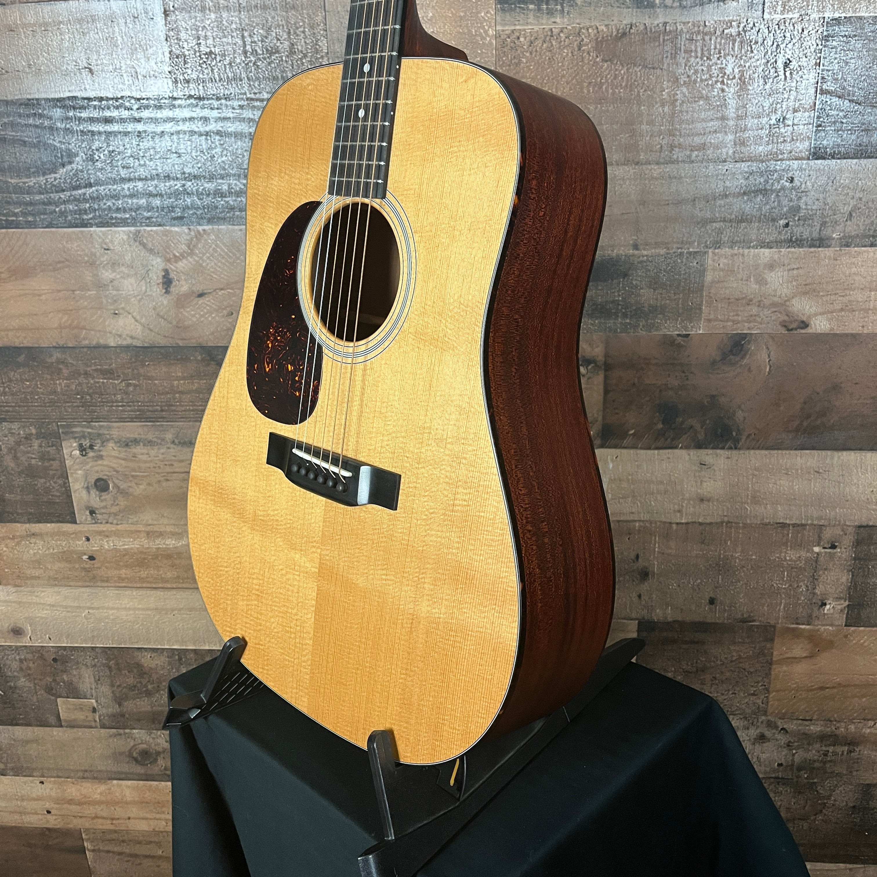 Eastman Guitars E1DL, Left Handed Dreadnought Acoustic Guitar, Natural, Gig Bag, 055