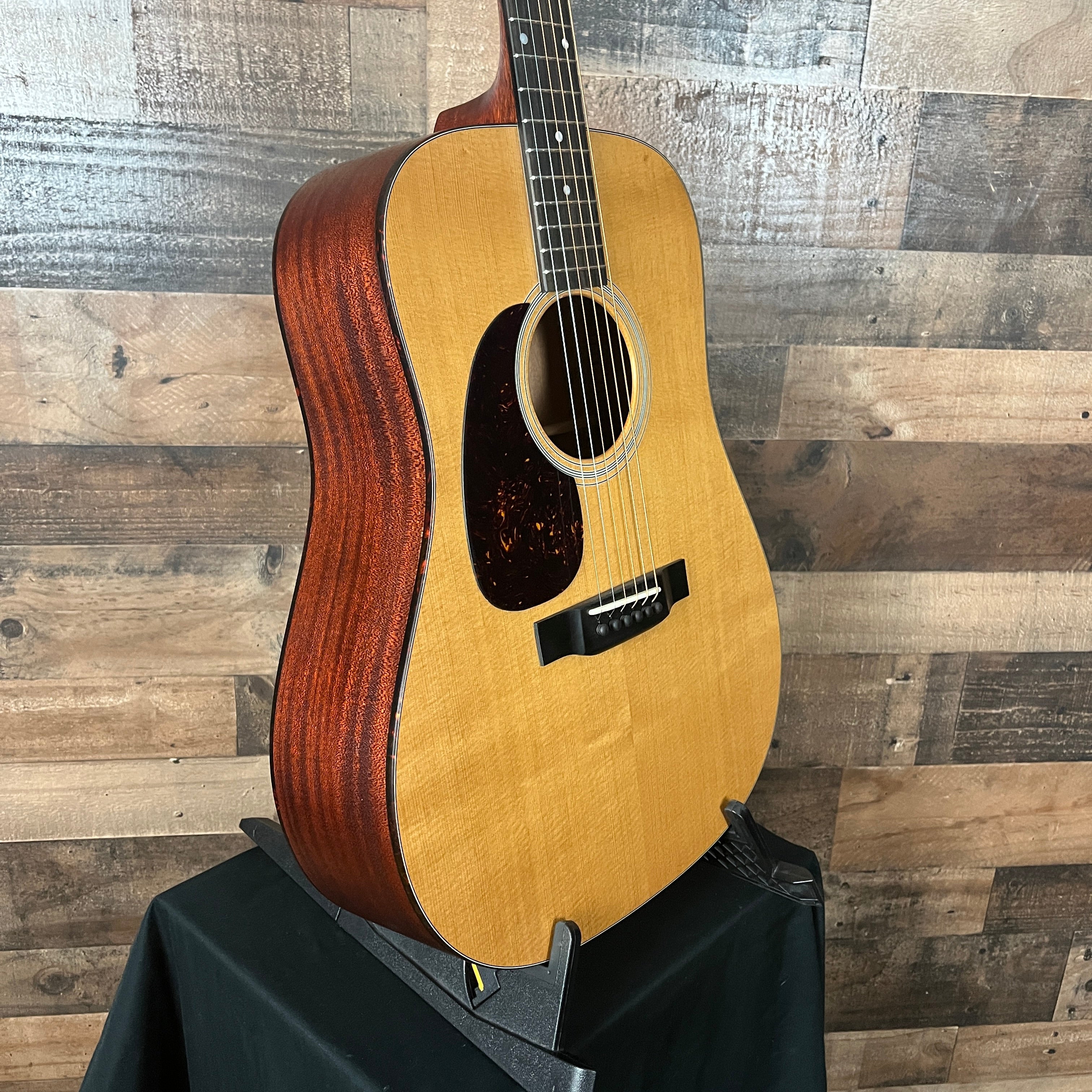 Eastman Guitars E1DL, Left Handed Dreadnought Acoustic Guitar, Natural, Gig Bag, 055