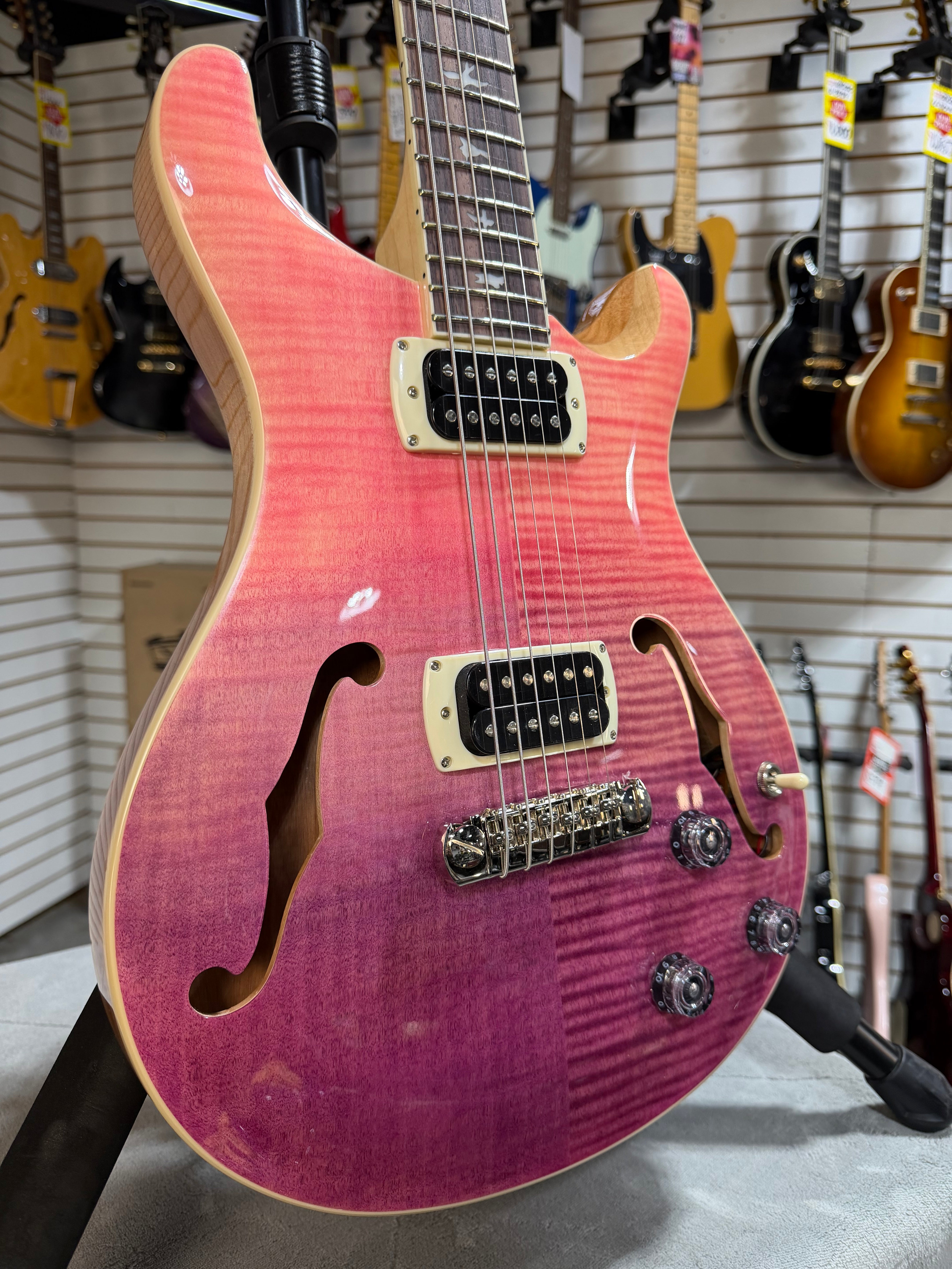PRS SE Ed Sheeran Signature Hollowbody I Piezo Baritone Pink Ombre