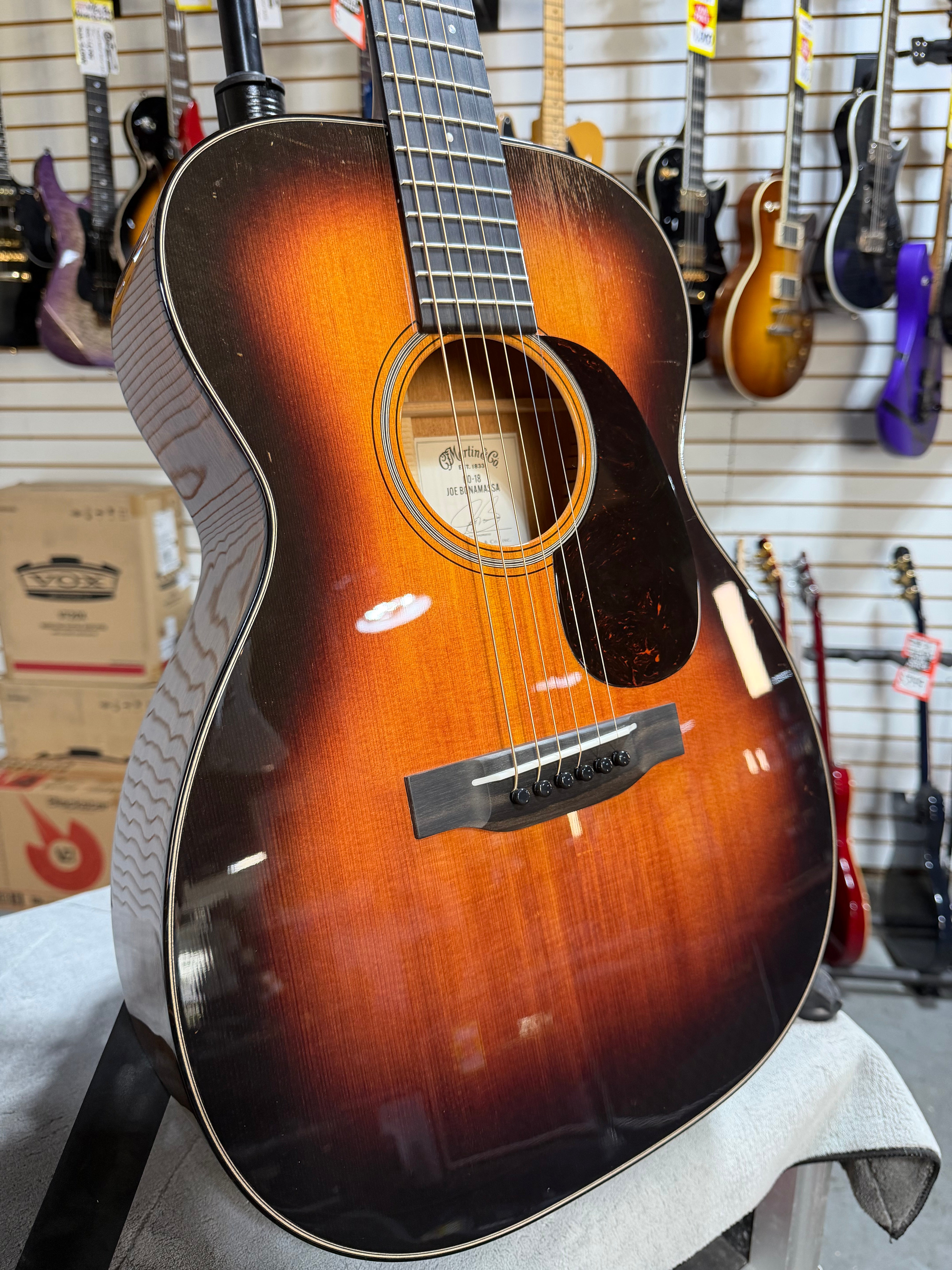 Martin 00-18 Joe Bonamassa Sunburst