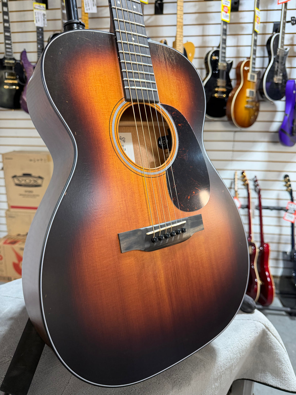 Martin 00-10E Road Series Retro Joe Bonamassa Signature Sunburst