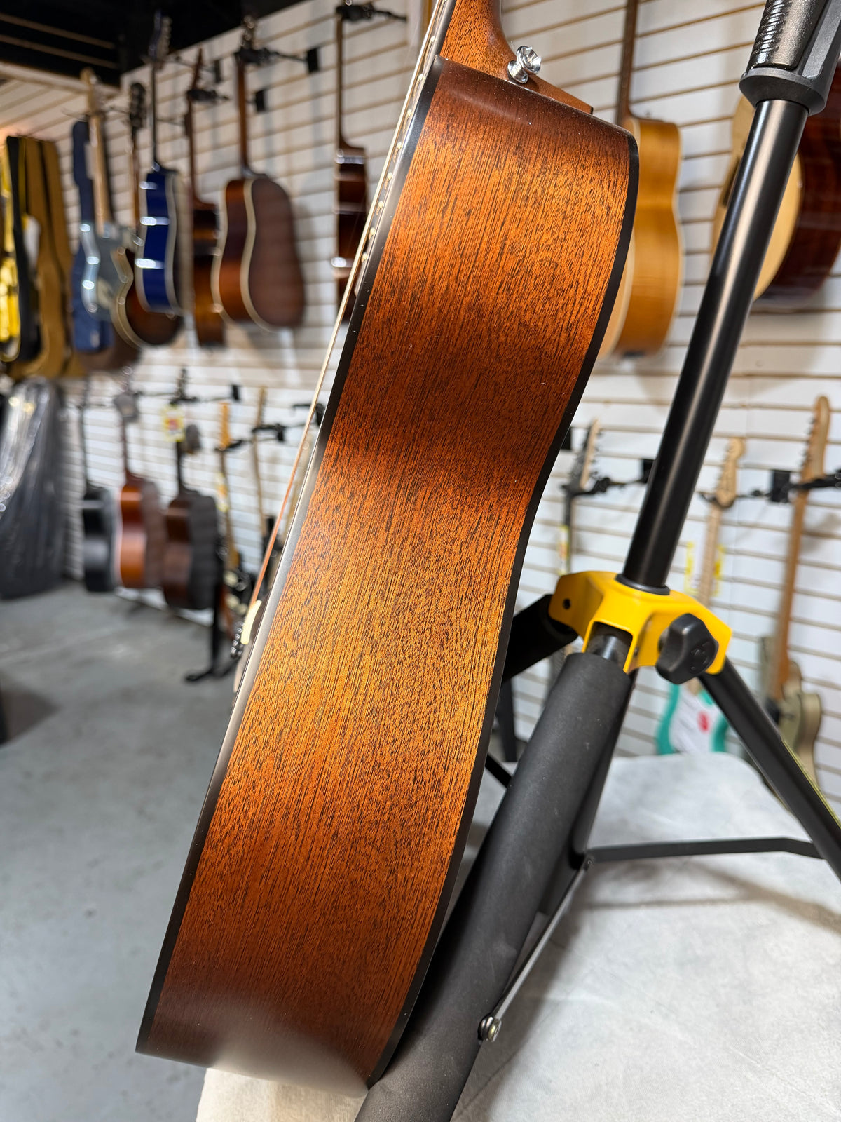 Martin 00-10E Road Series Retro Joe Bonamassa Signature Sunburst