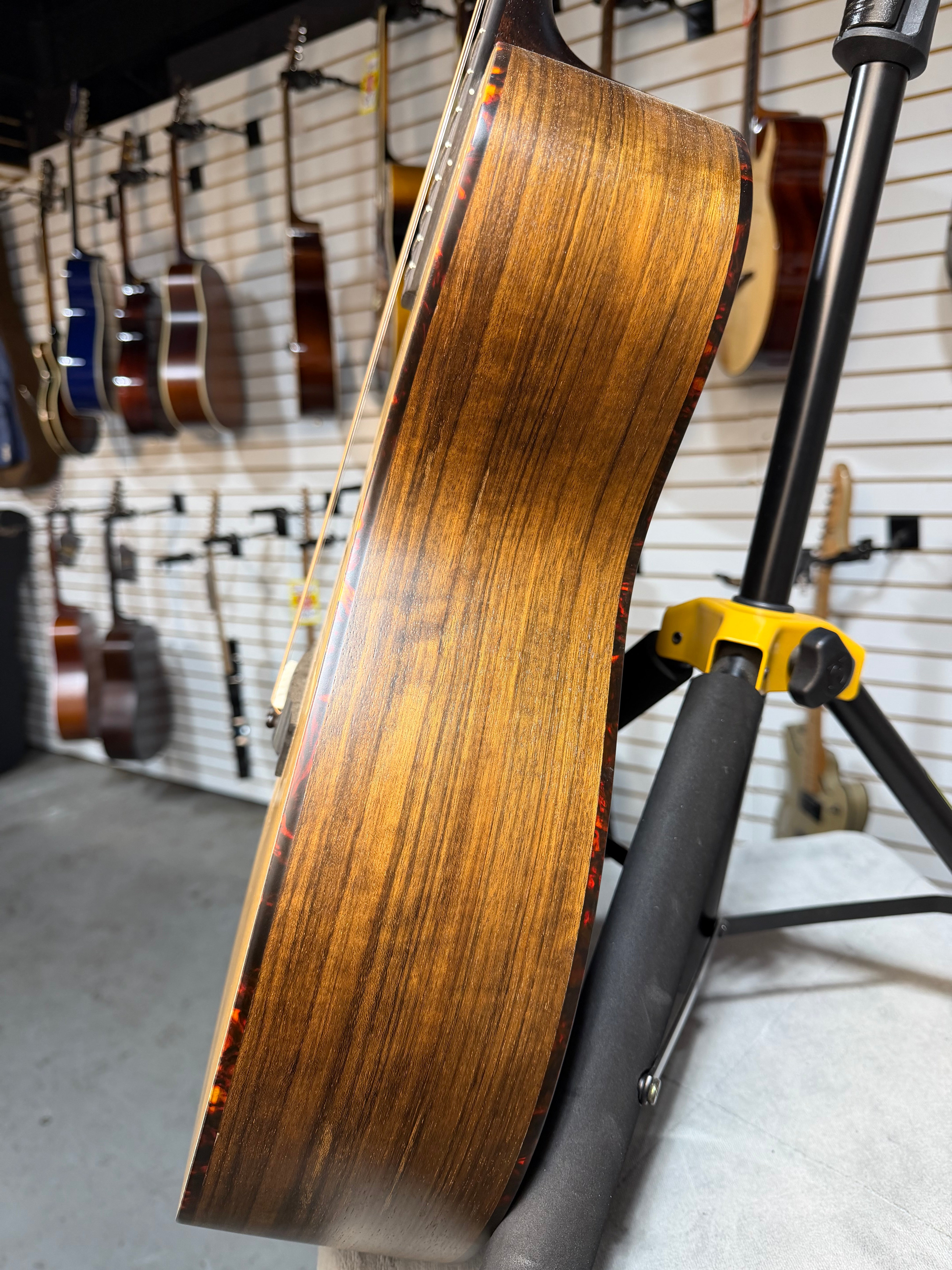 Eastman AC222-CEL Natural