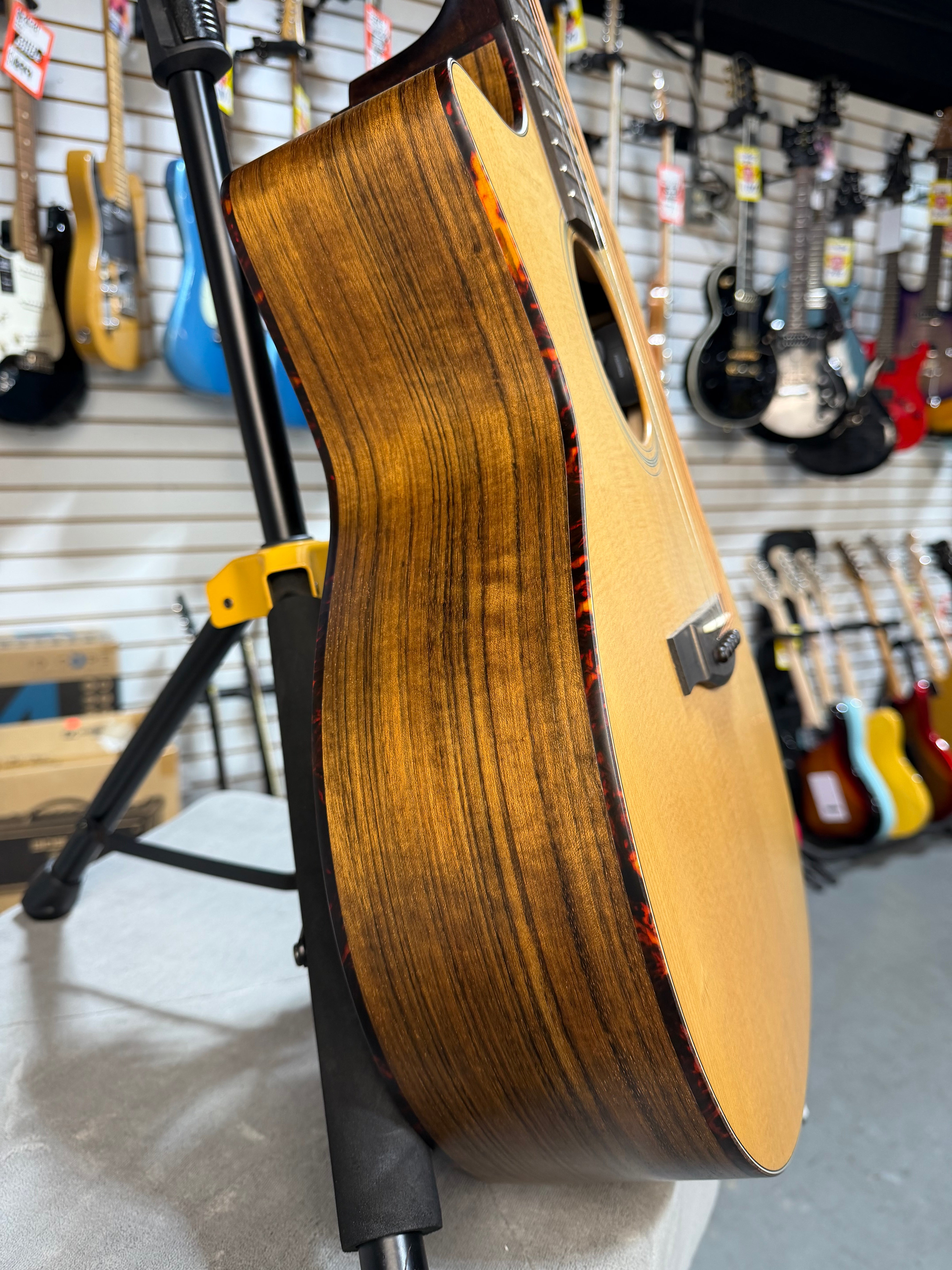 Eastman AC222-CEL Natural