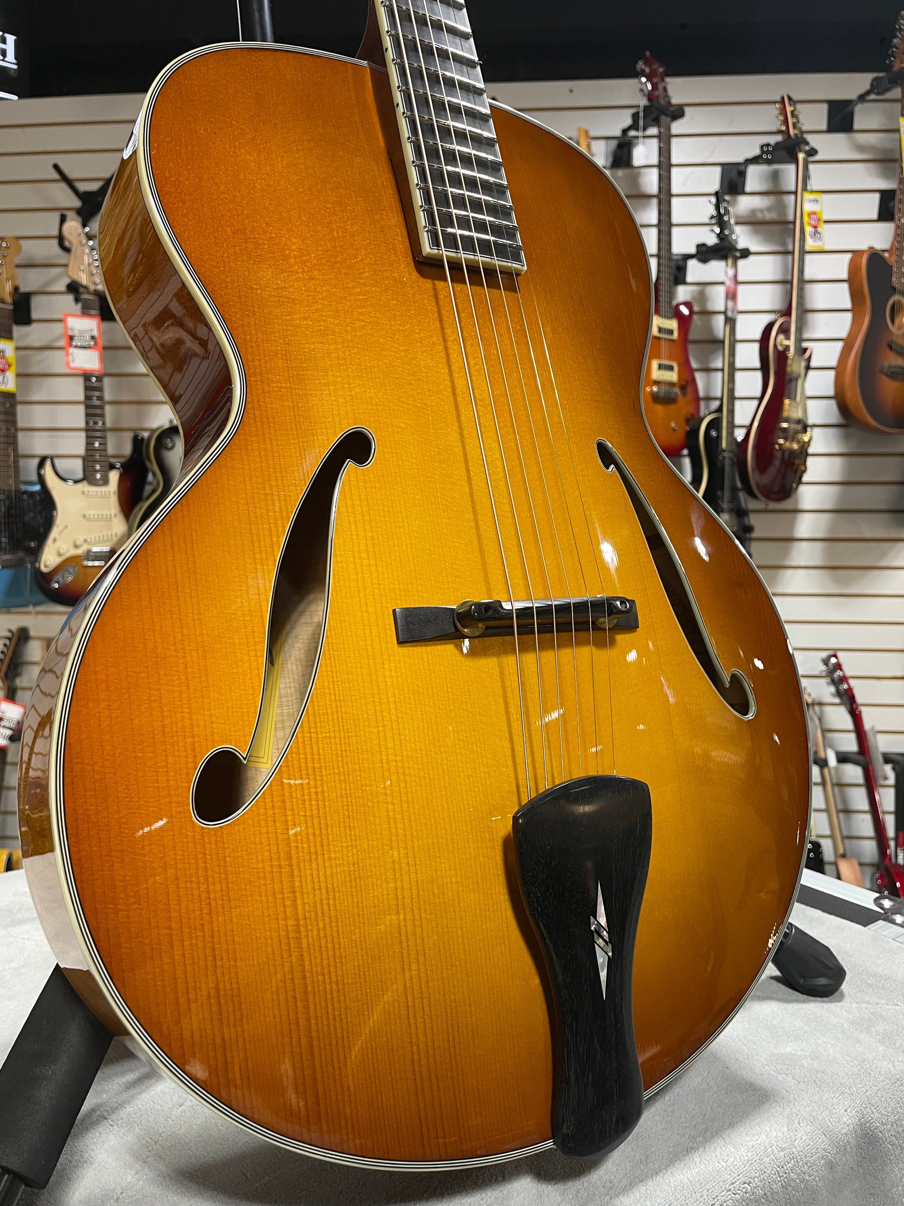 Eastman AR805-GB Archtop Guitar 2025 - Goldburst w/OHSC & PLEK*D #186