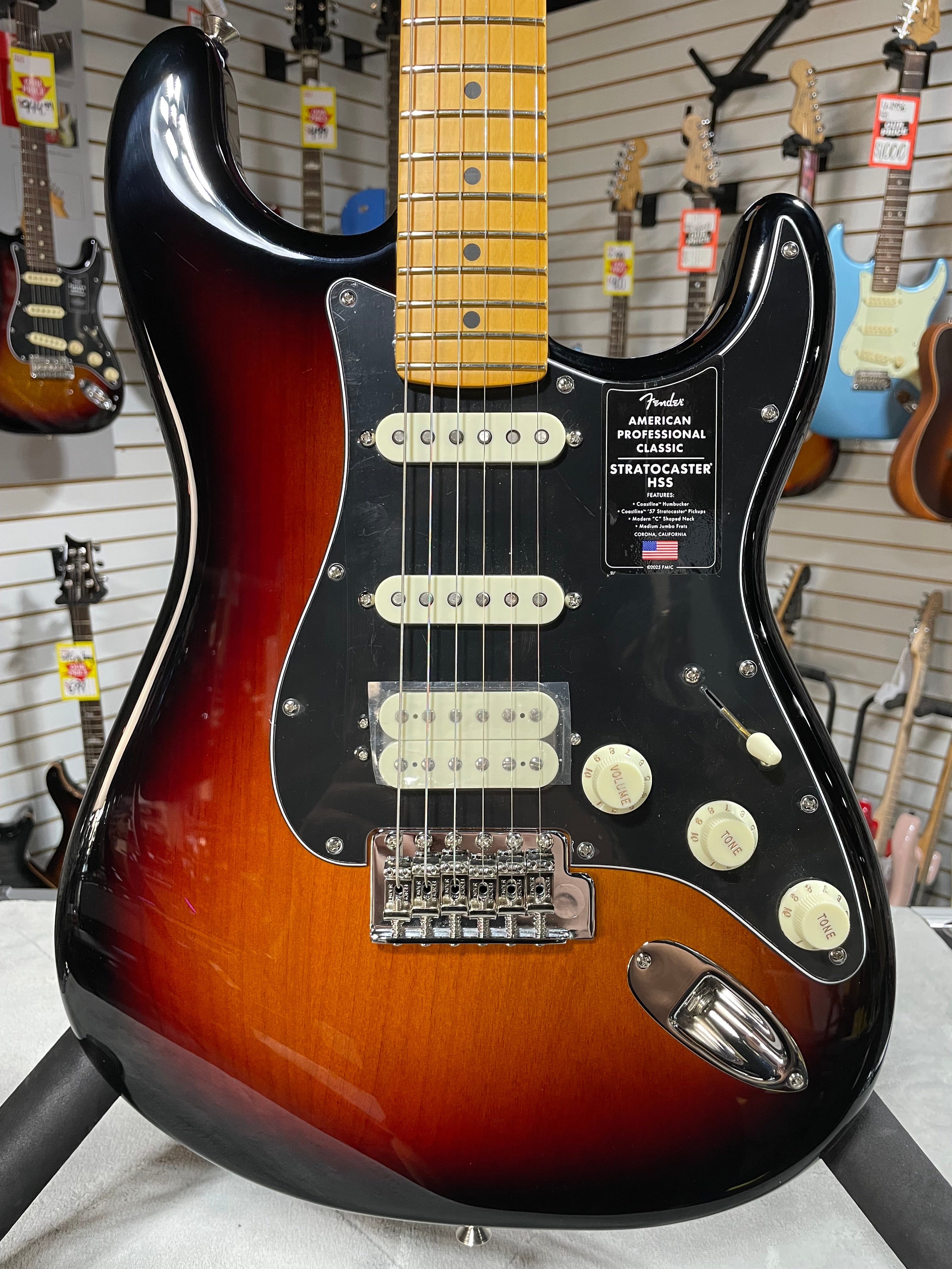 Fender American Professional Classic Stratocaster 2025 - 3-color Sunburst w/ Gig Bag & PLEK*D #045