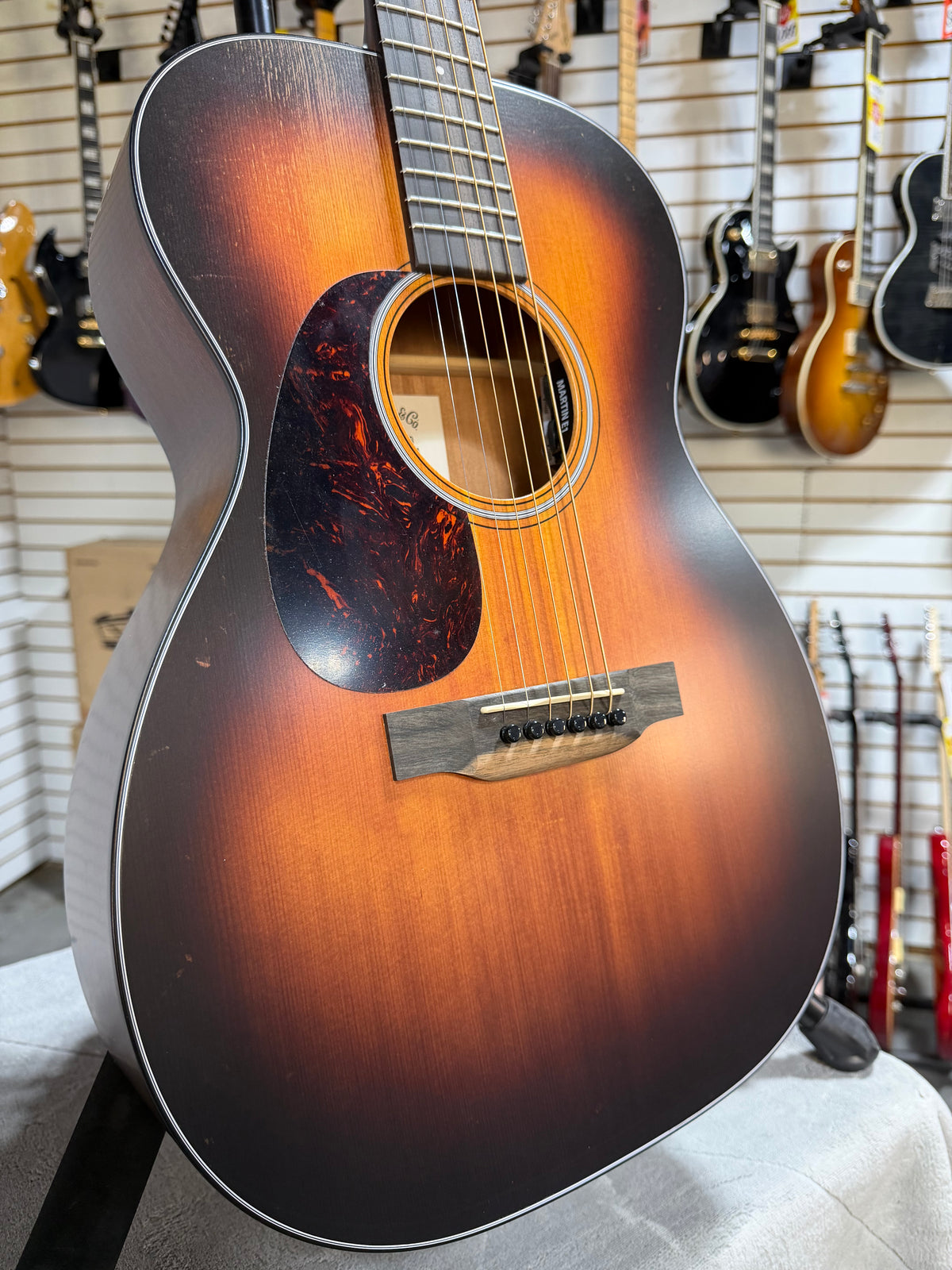 Martin 00-10E Road Series Retro Joe Bonamassa Signature Left Handed Sunburst