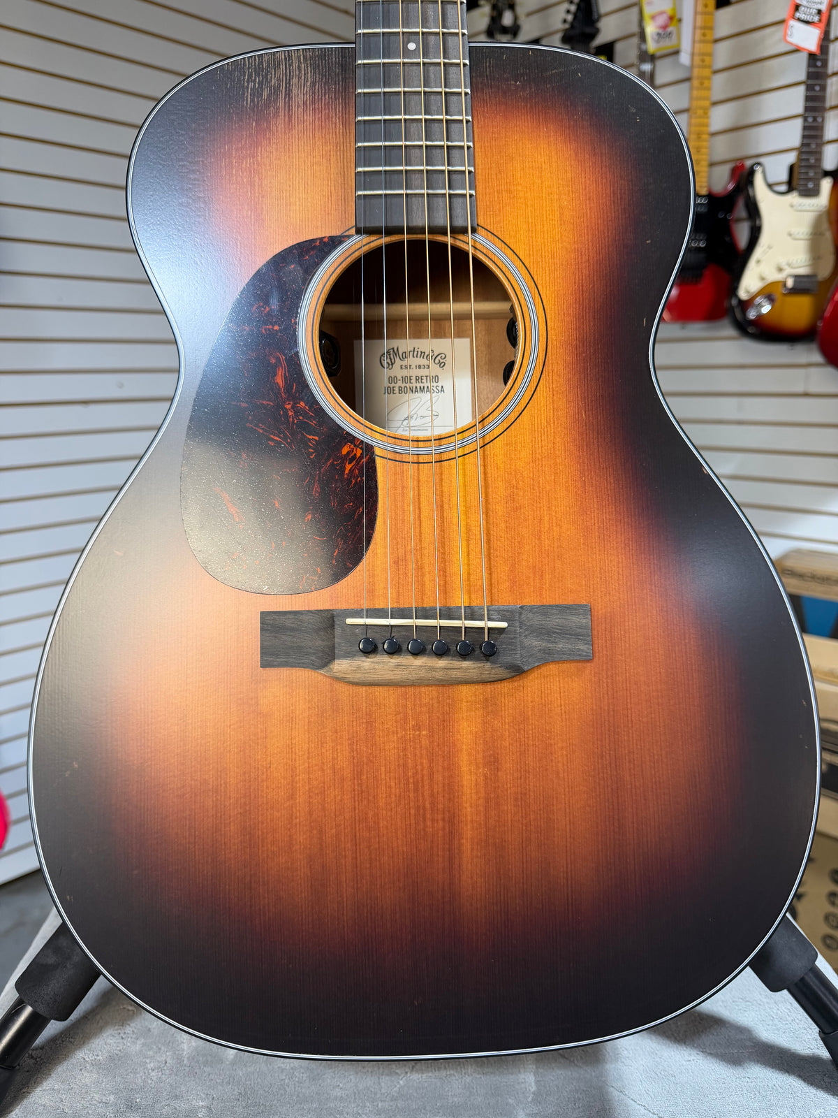 Martin 00-10E Road Series Retro Joe Bonamassa Signature Left Handed Sunburst