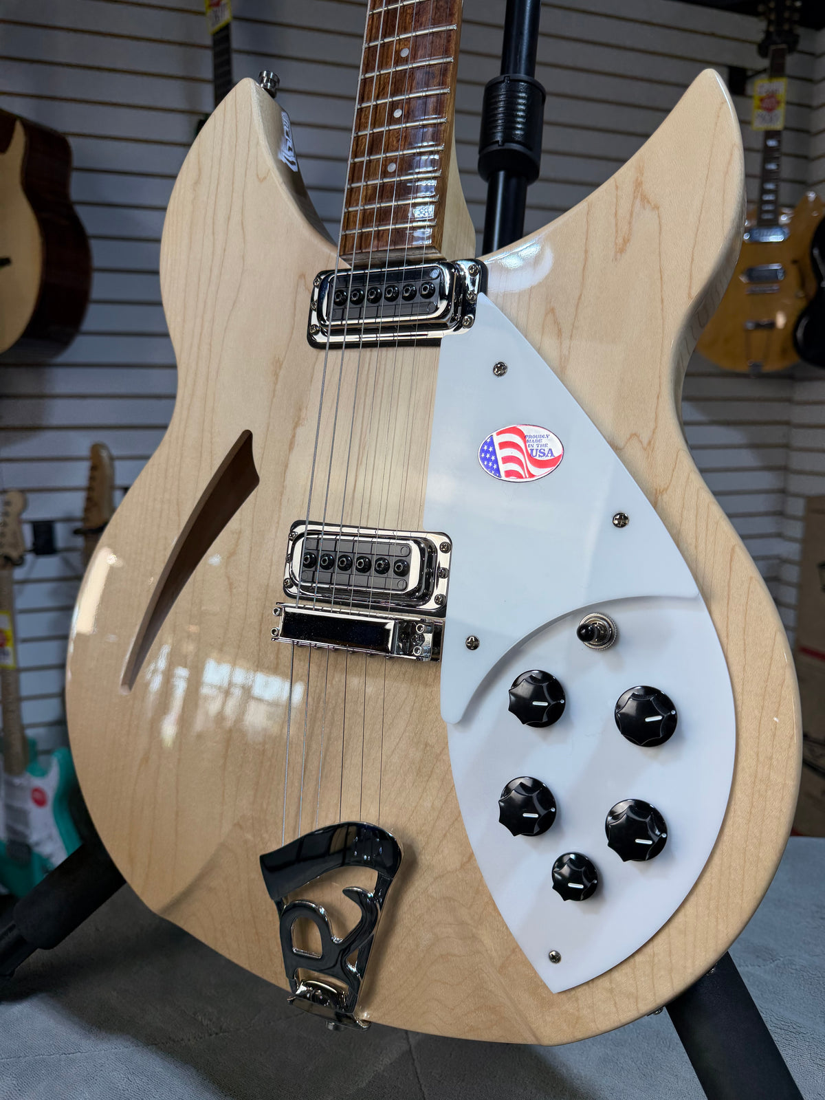 Rickenbacker 330 Mapleglo