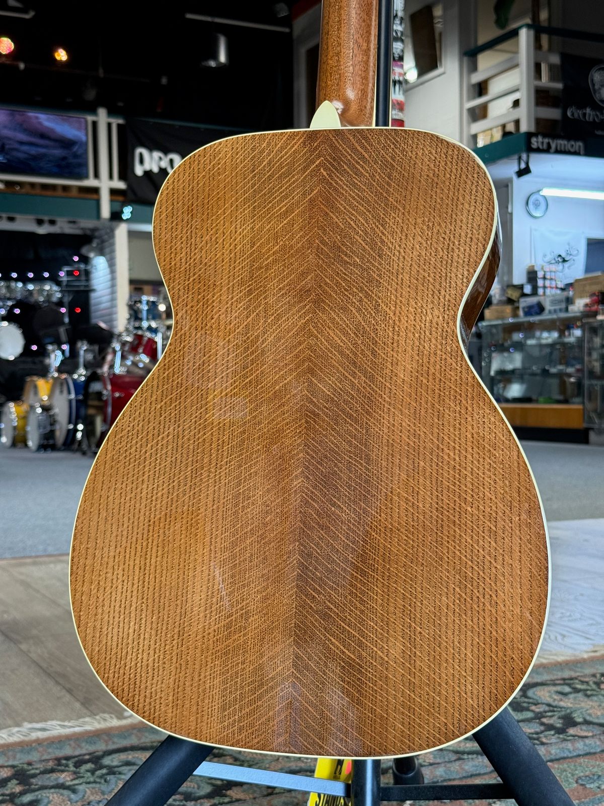 Martin Custom Shop 00-18 German White Oak Back and Sides