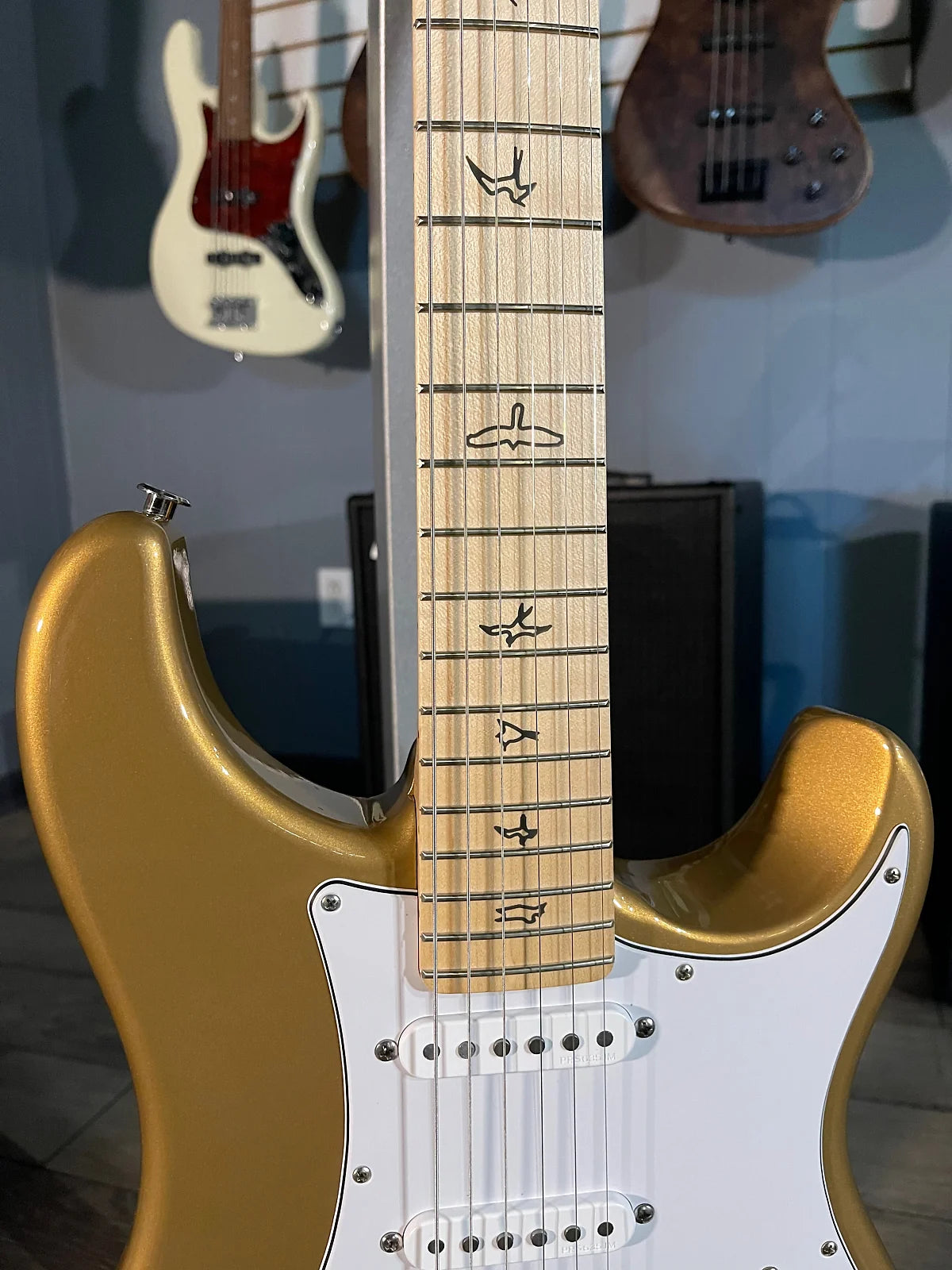 Silver Sky Electric Guitar - Golden Mesa #513