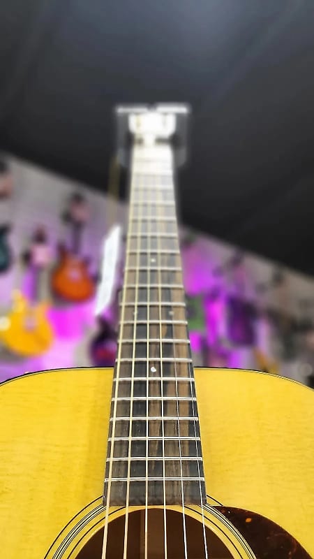 Martin 00-18 Acoustic Guitar - Natural Authorized Dealer *FREE PLEK WITH PURCHASE* 057