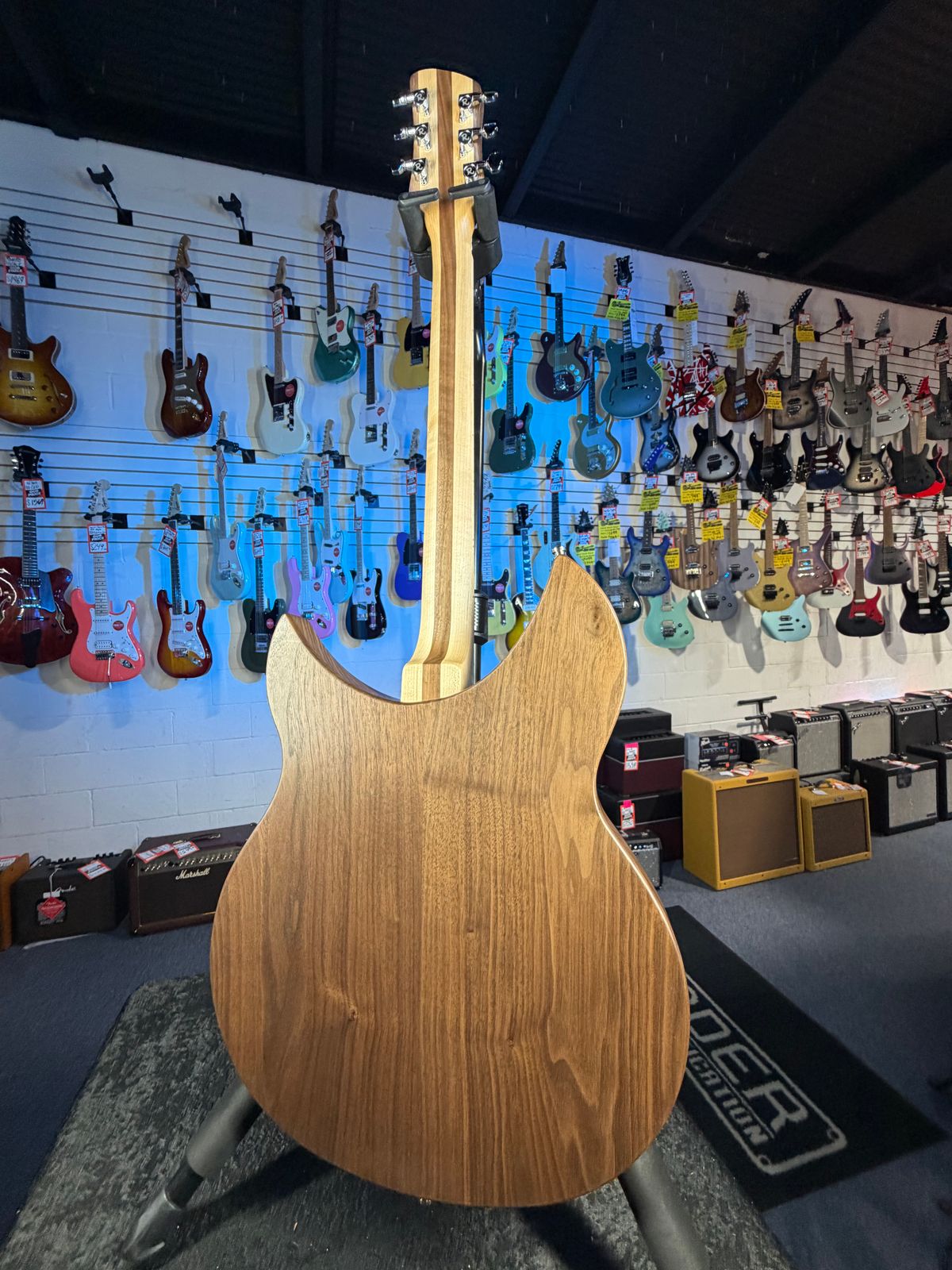 Rickenbacker 330 Walnut