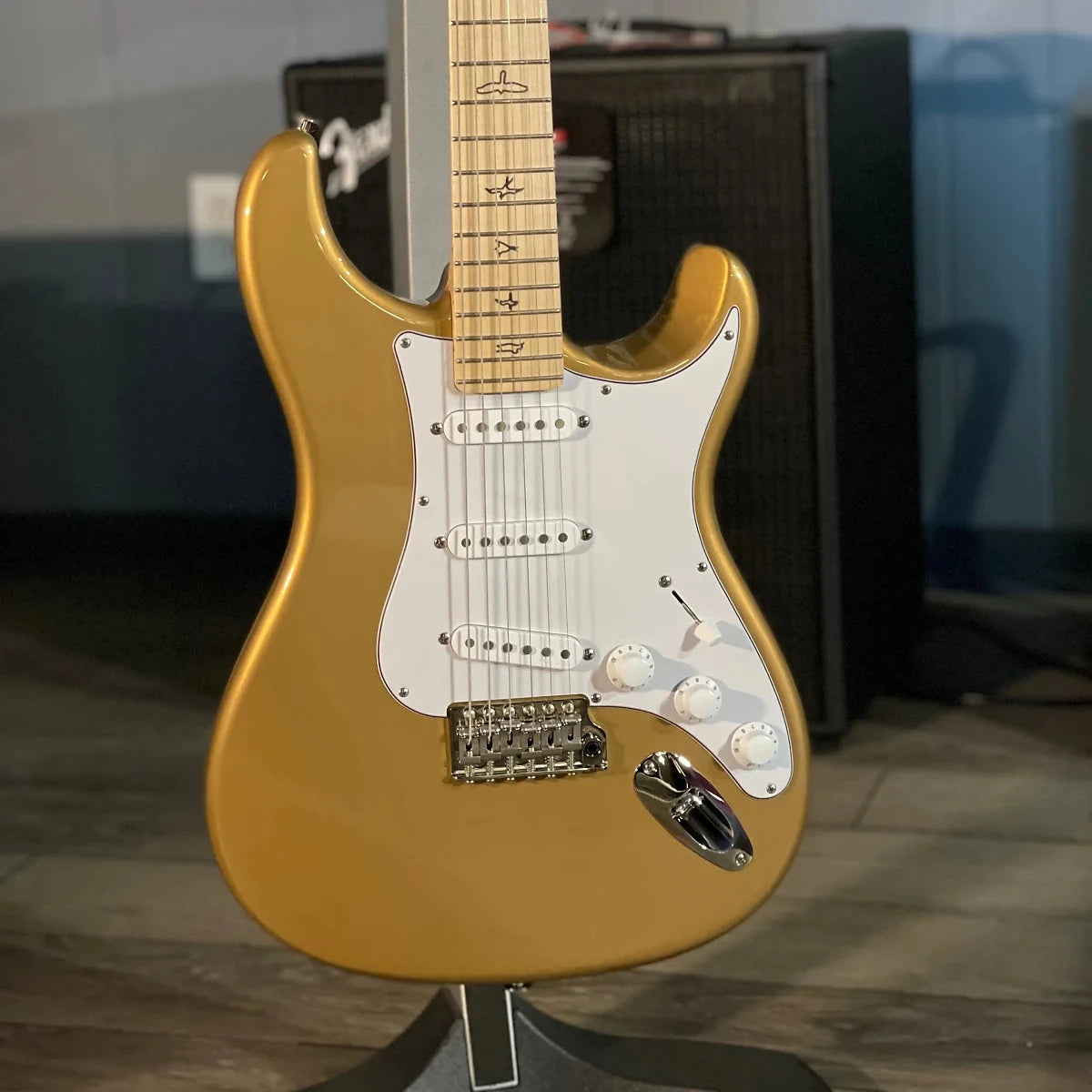 Silver Sky Electric Guitar - Golden Mesa #513