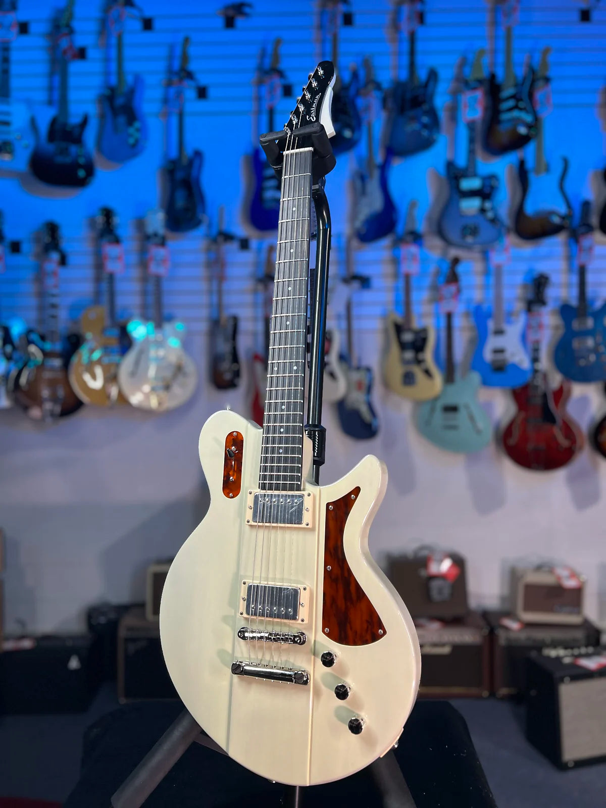 Eastman Guitars Juliet Electric Guitar - Pamona Blonde, with Case, Get Plekd, 322