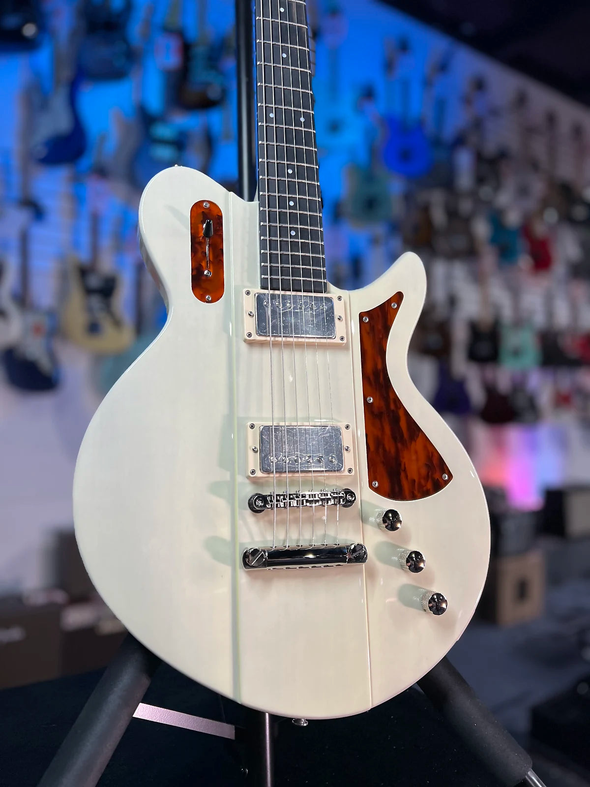 Eastman Guitars Juliet Electric Guitar - Pamona Blonde, with Case, Get Plekd, 322