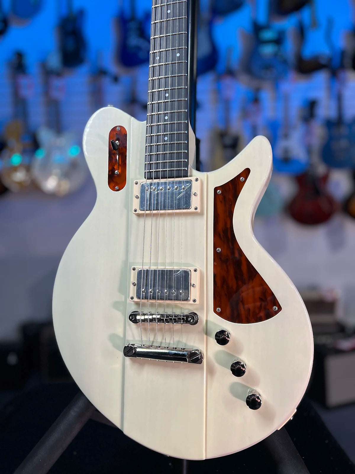 Eastman Guitars Juliet Electric Guitar - Pamona Blonde, with Case, Get Plekd, 322