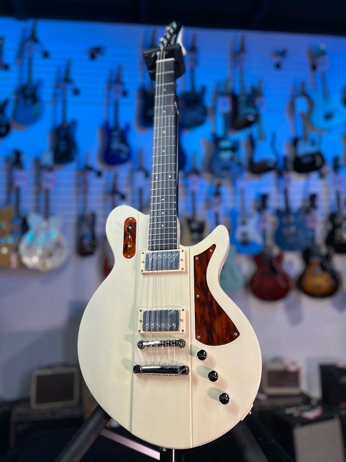 Eastman Guitars Juliet Electric Guitar - Pamona Blonde, with Case, Get Plekd, 322