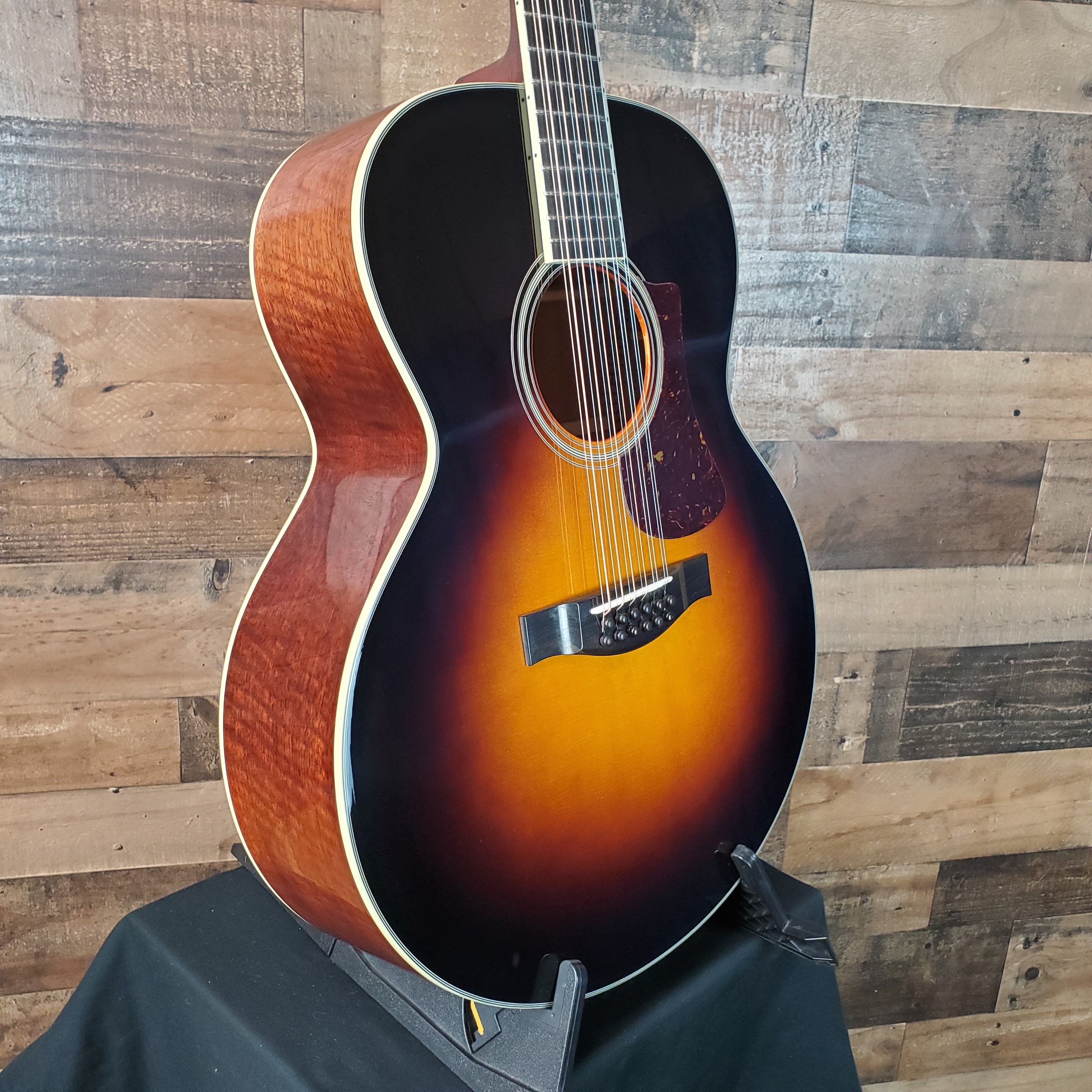 Eastman Guitars AC330E-12- Sunburst