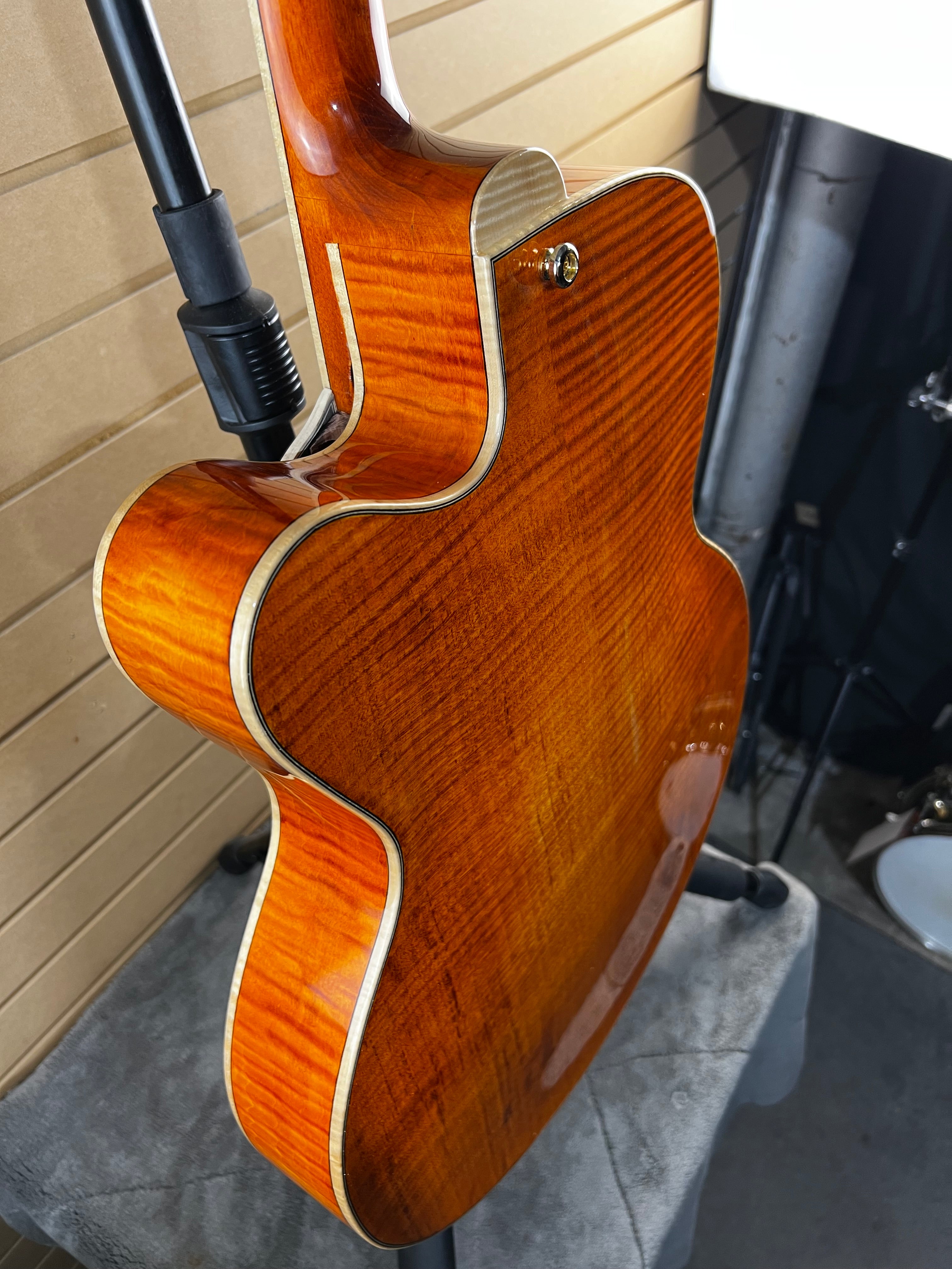 AR580CE - Honeyburst #030