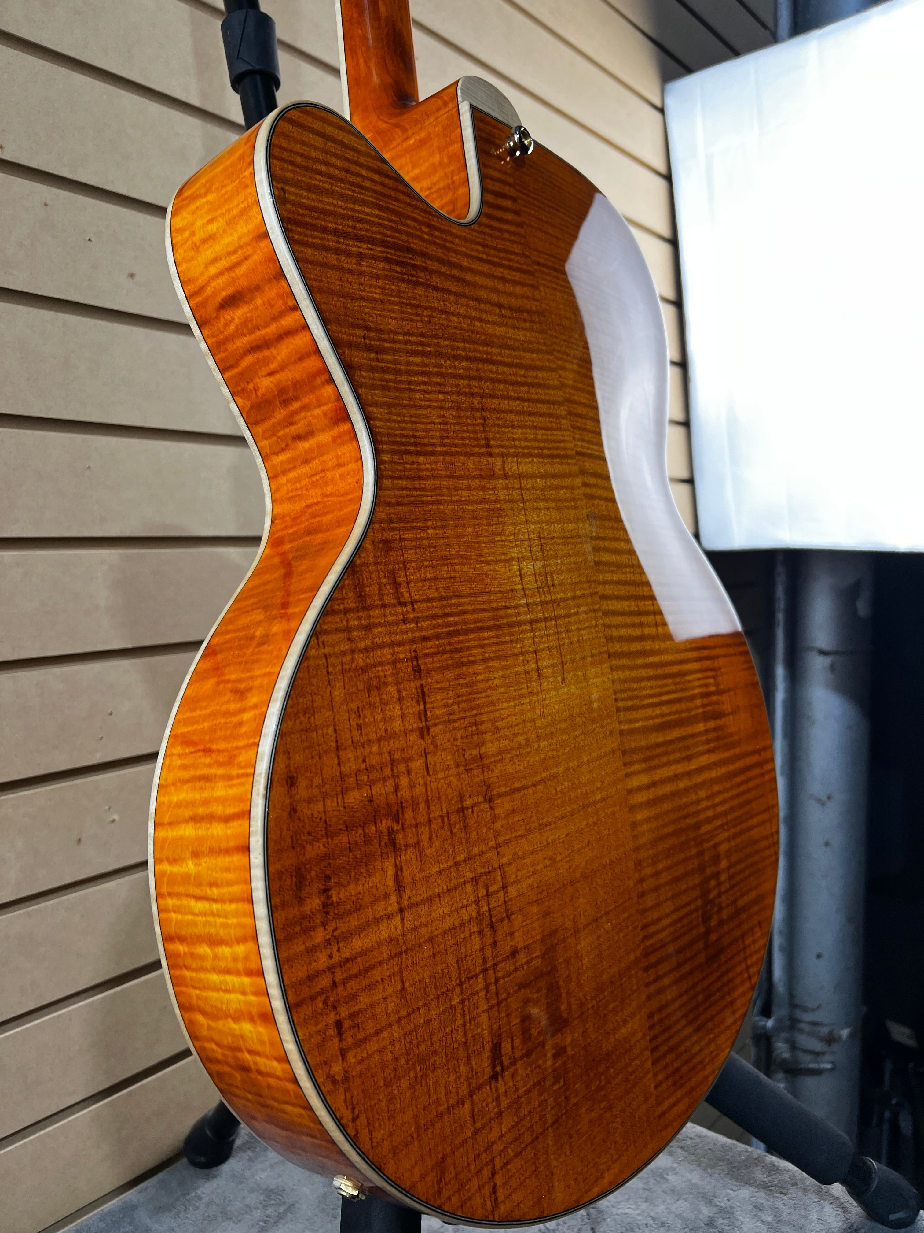 AR580CE - Honeyburst #030