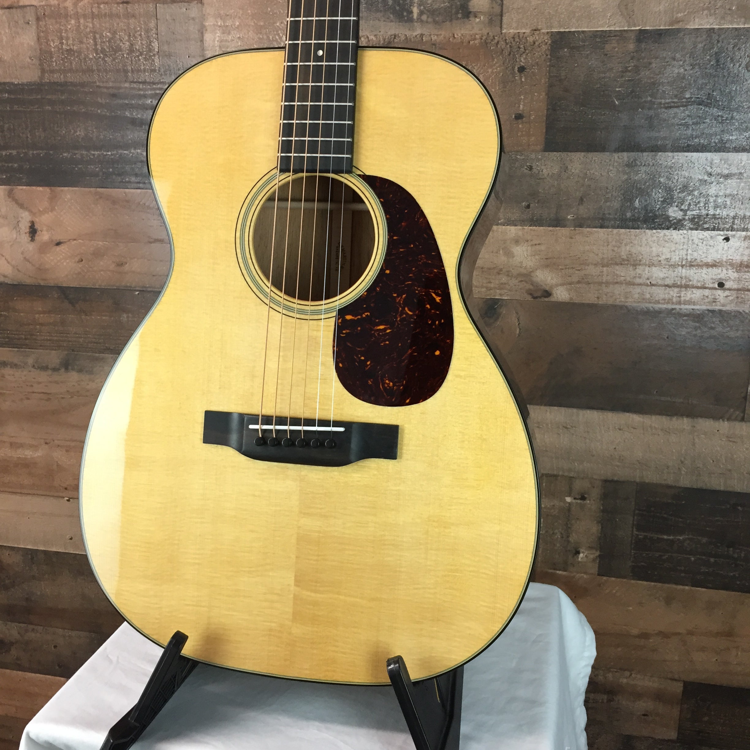 Martin 00-18 Acoustic Guitar 0018 with Hard Case, 728