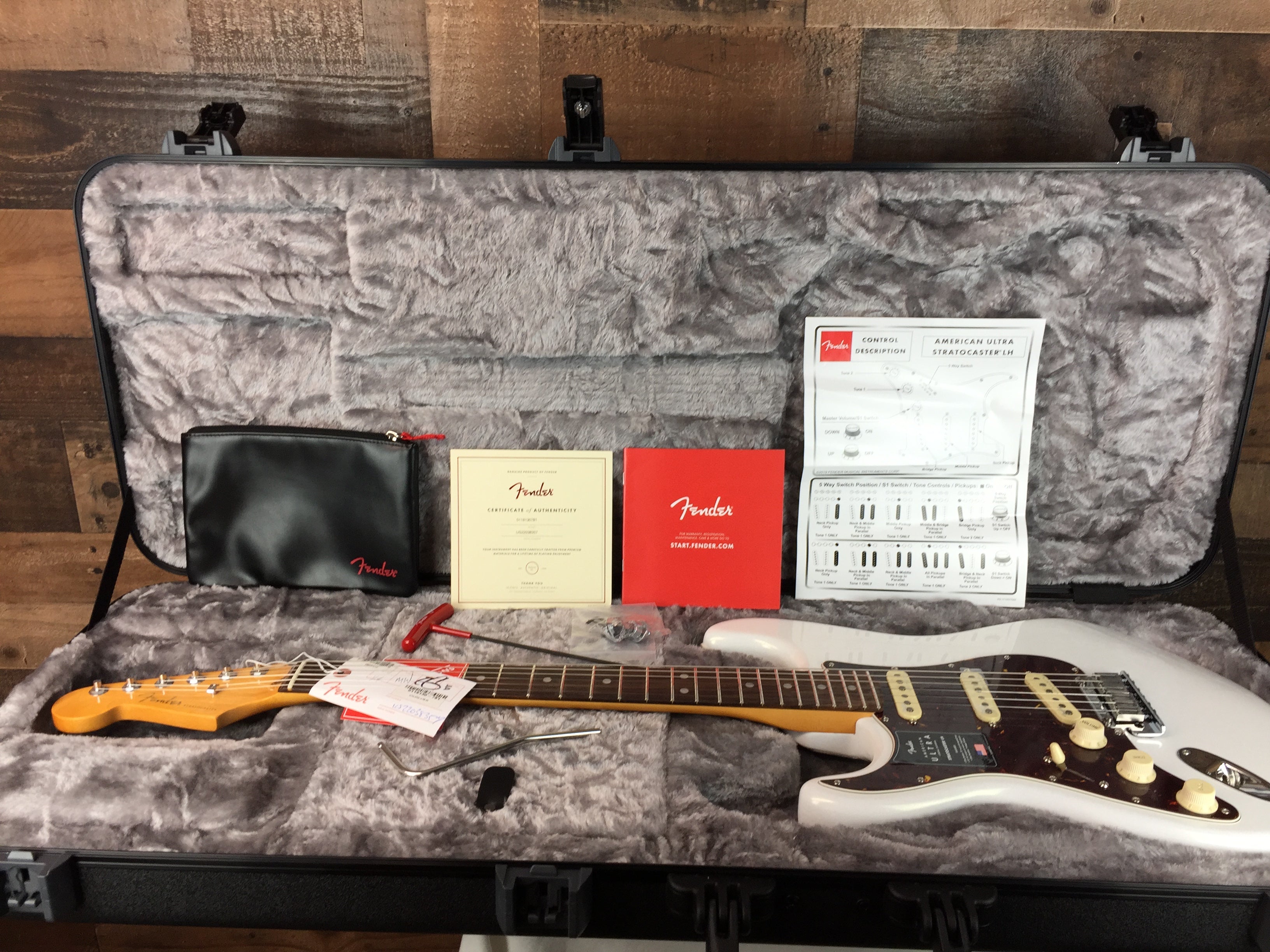 American Ultra Strat LEFTY Arctic Pearl, Hard Case, 357