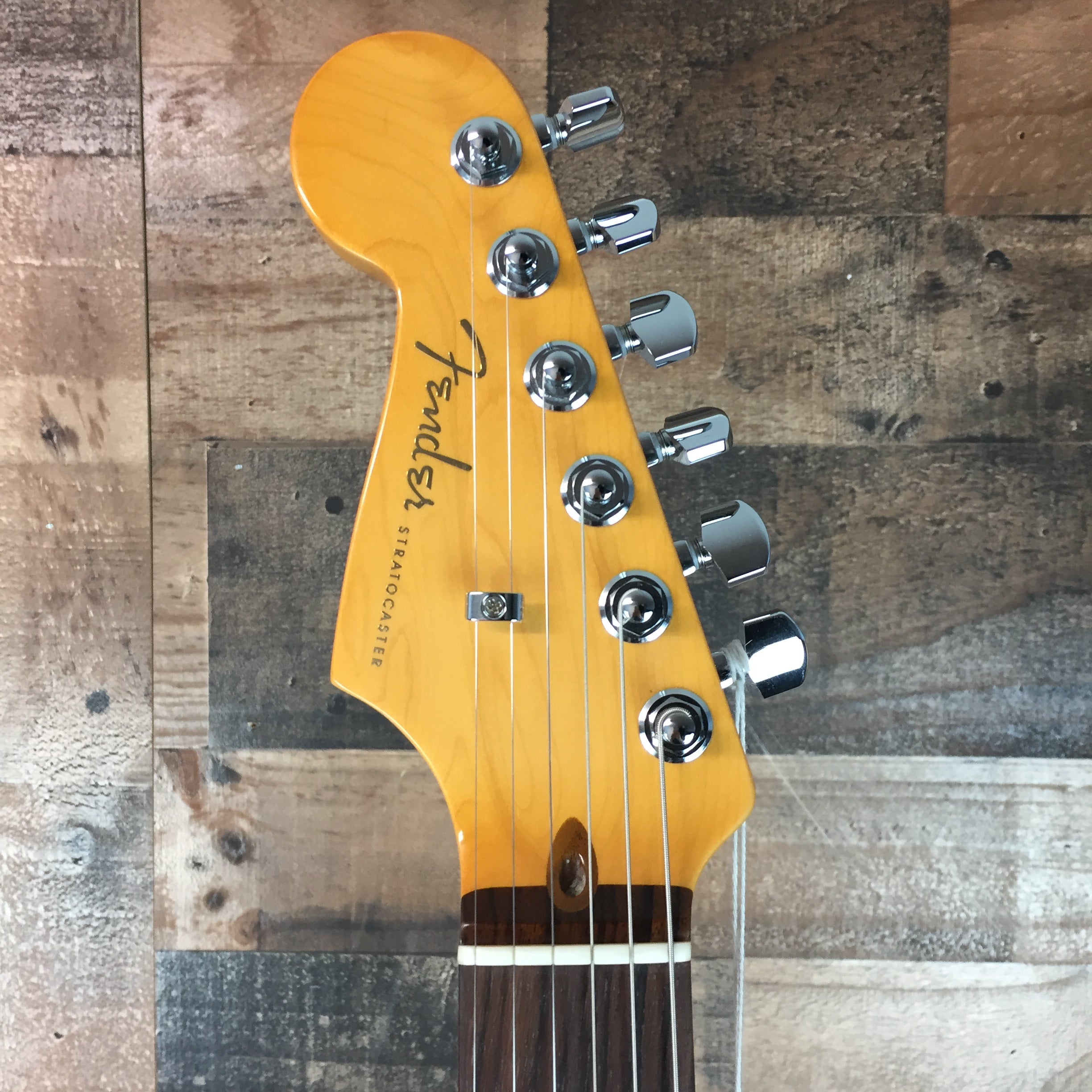 American Ultra Strat LEFTY Arctic Pearl, Hard Case, 357