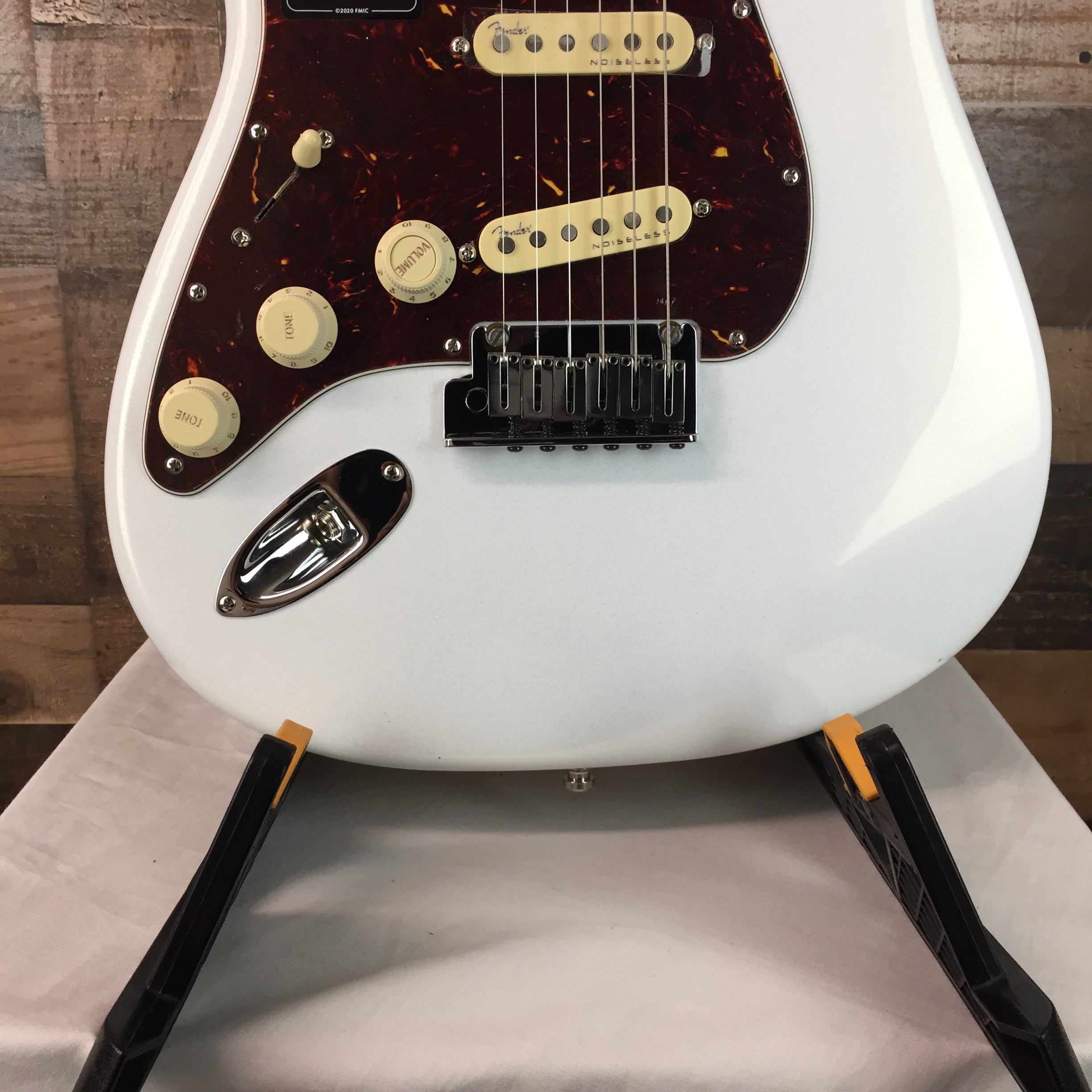 American Ultra Strat LEFTY Arctic Pearl, Hard Case, 357