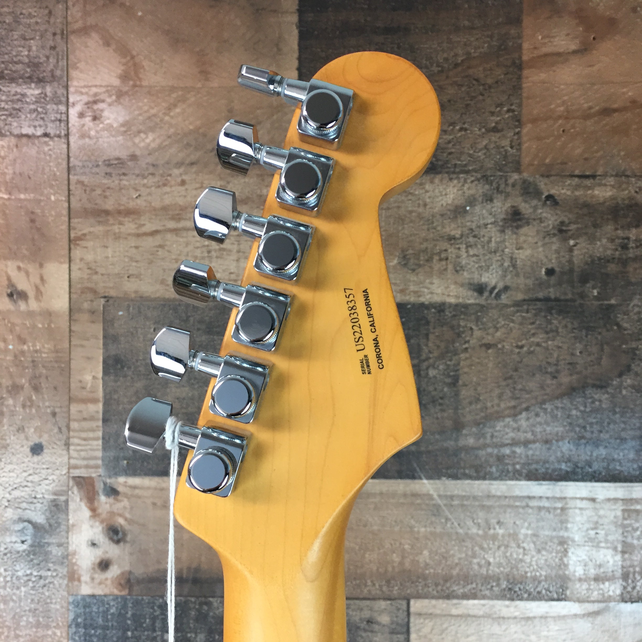 American Ultra Strat LEFTY Arctic Pearl, Hard Case, 357