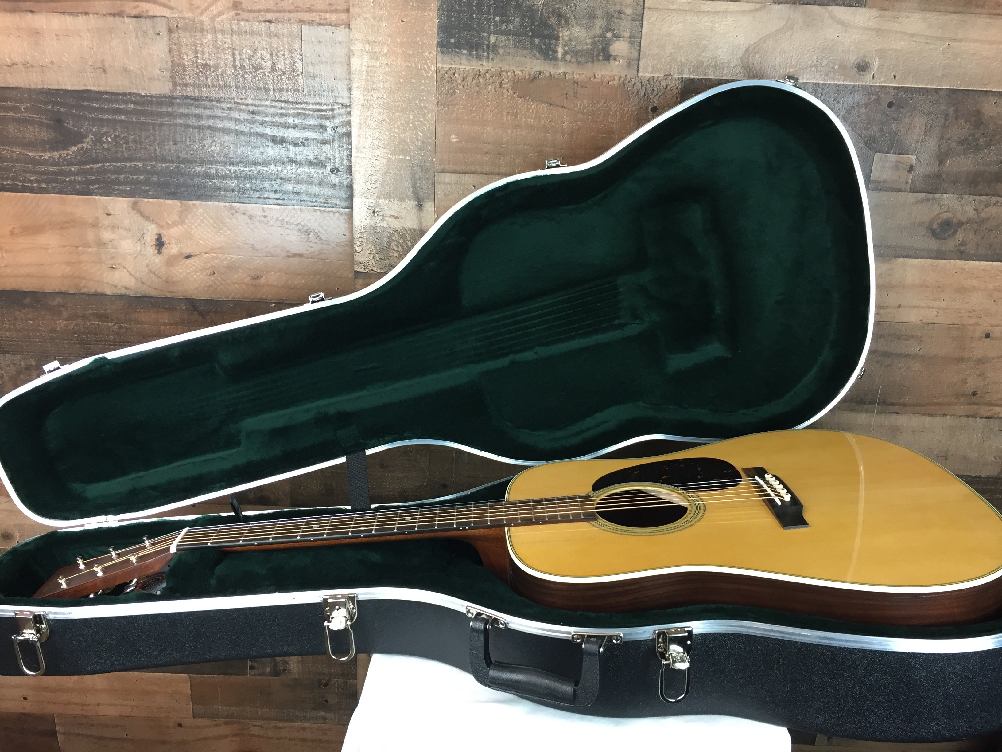 Martin D-28 Natural with Hard Case, 049