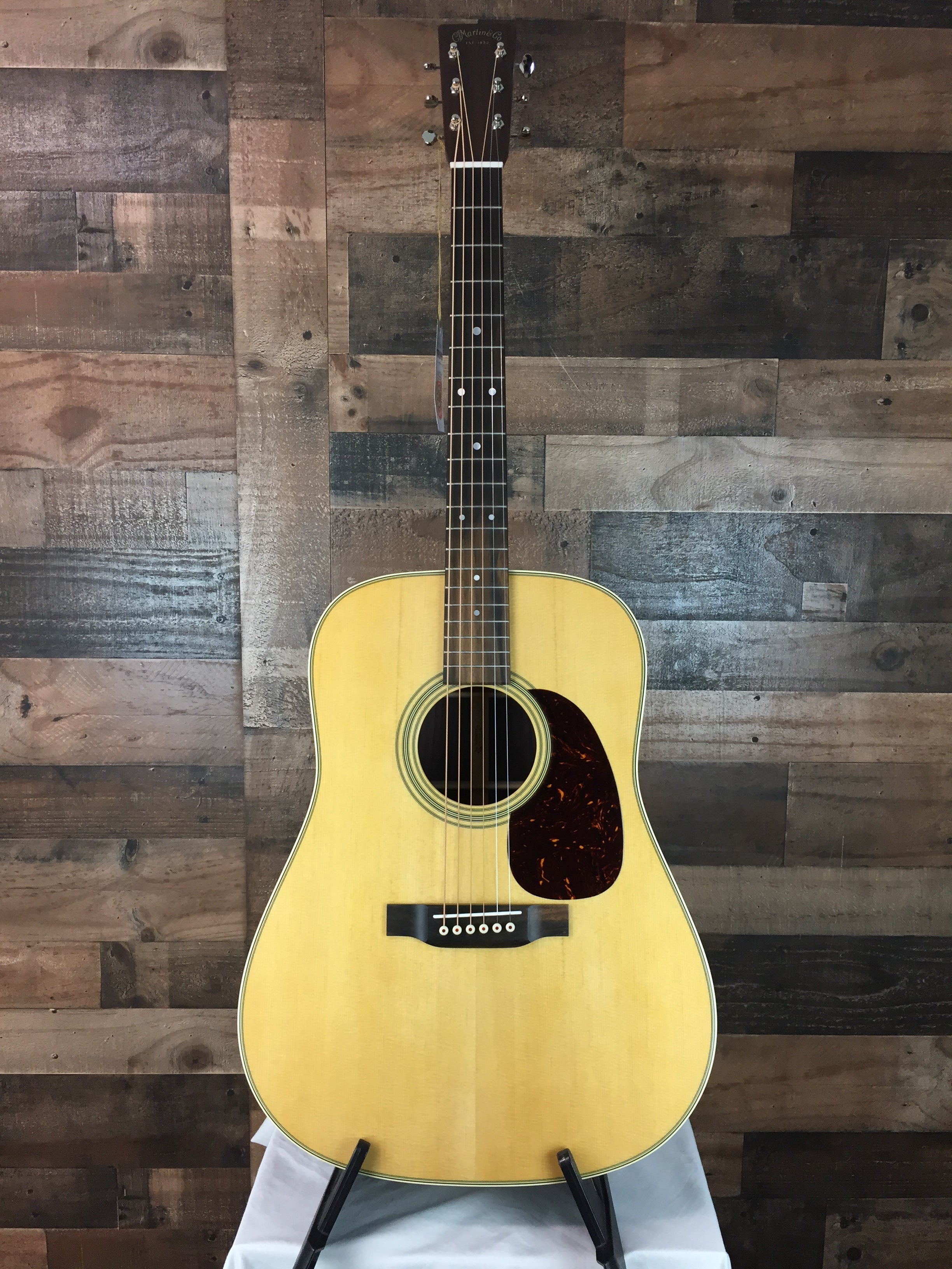 Martin D-28 Natural with Hard Case, 049