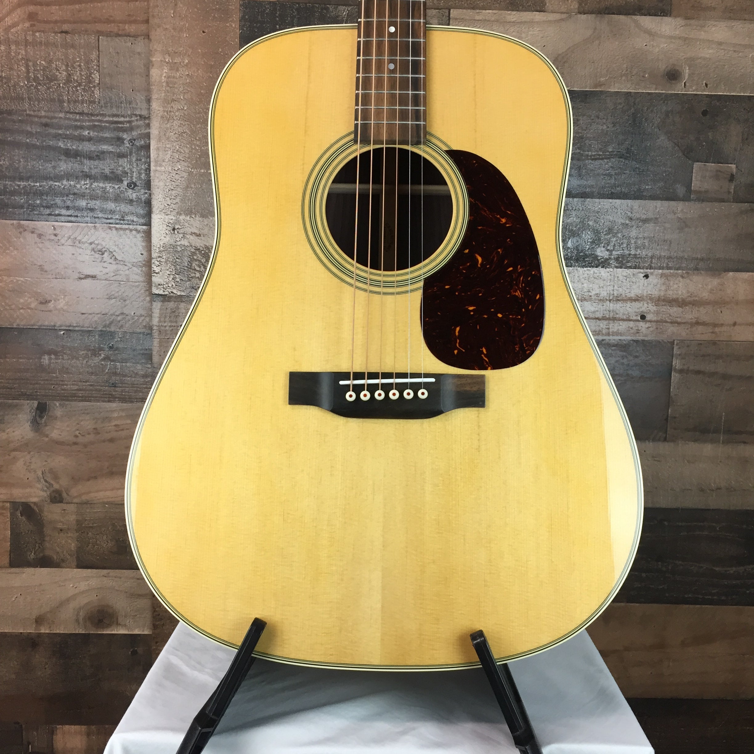 Martin D-28 Natural with Hard Case, 049