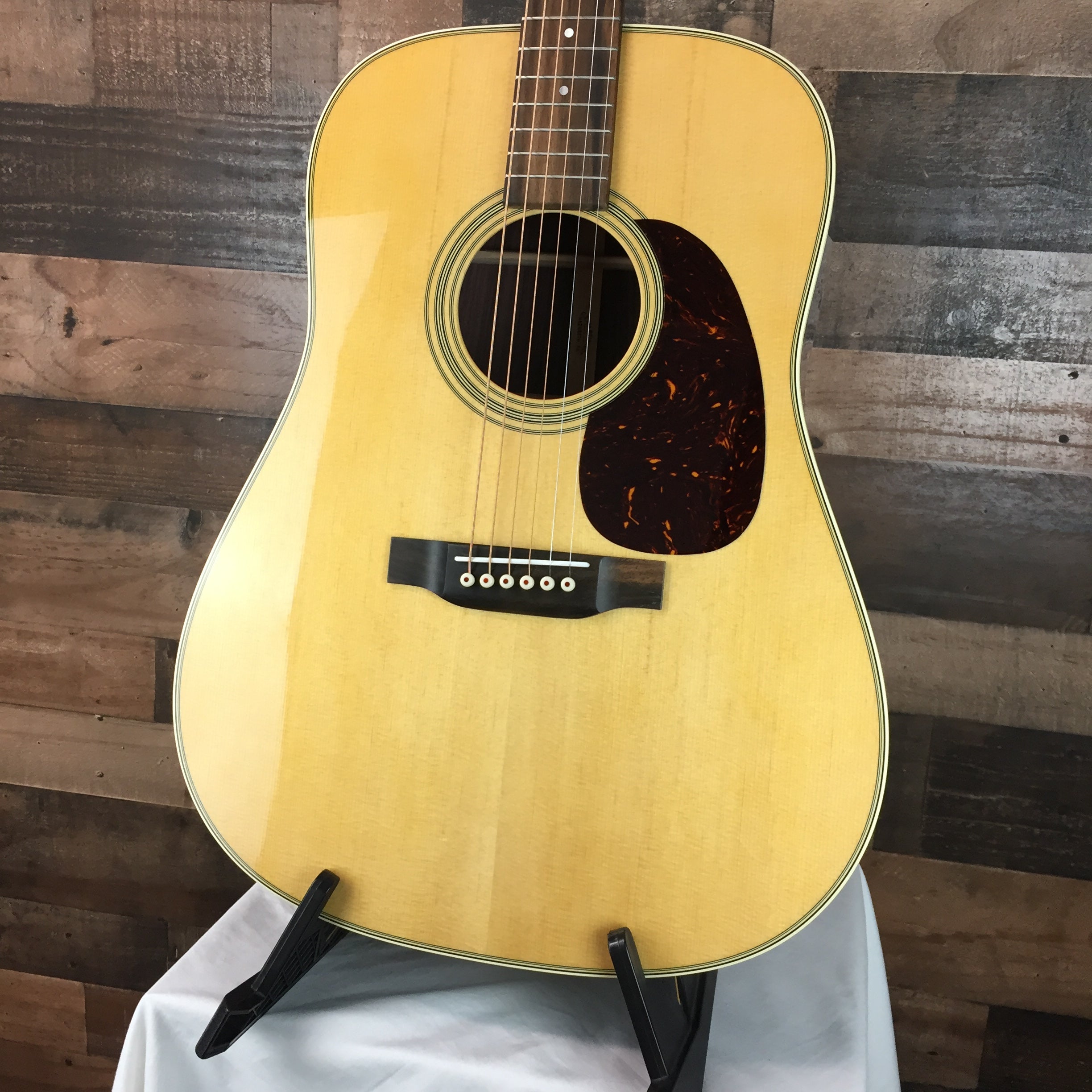 Martin D-28 Natural with Hard Case, 049