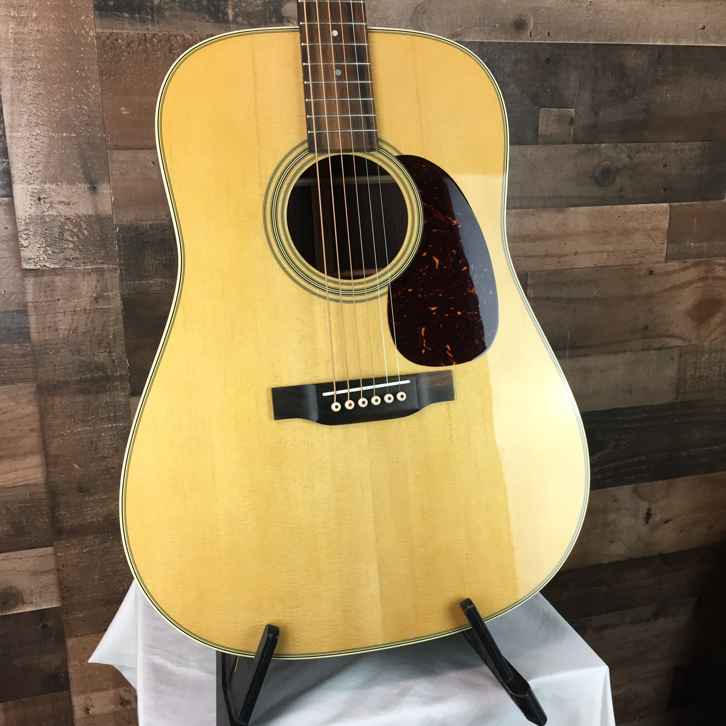 Martin D-28 Natural with Hard Case, 049