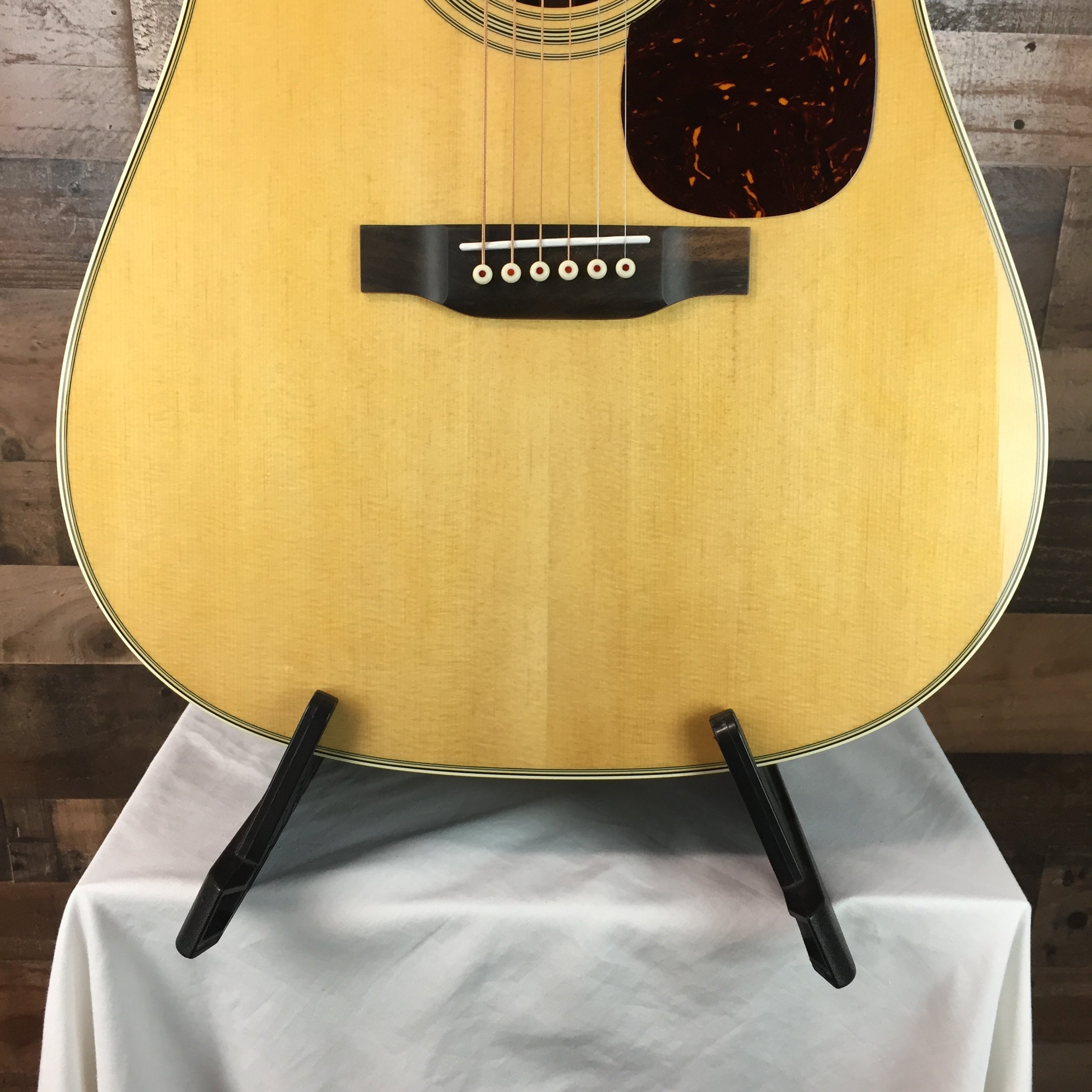 Martin D-28 Natural with Hard Case, 049