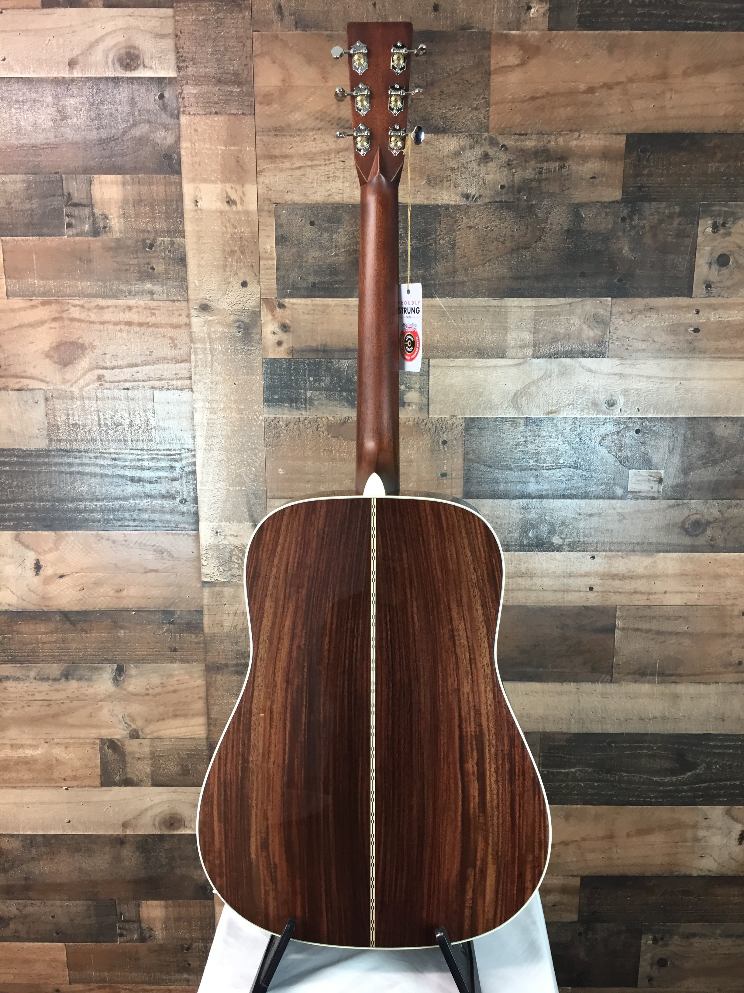 Martin D-28 Natural with Hard Case, 049