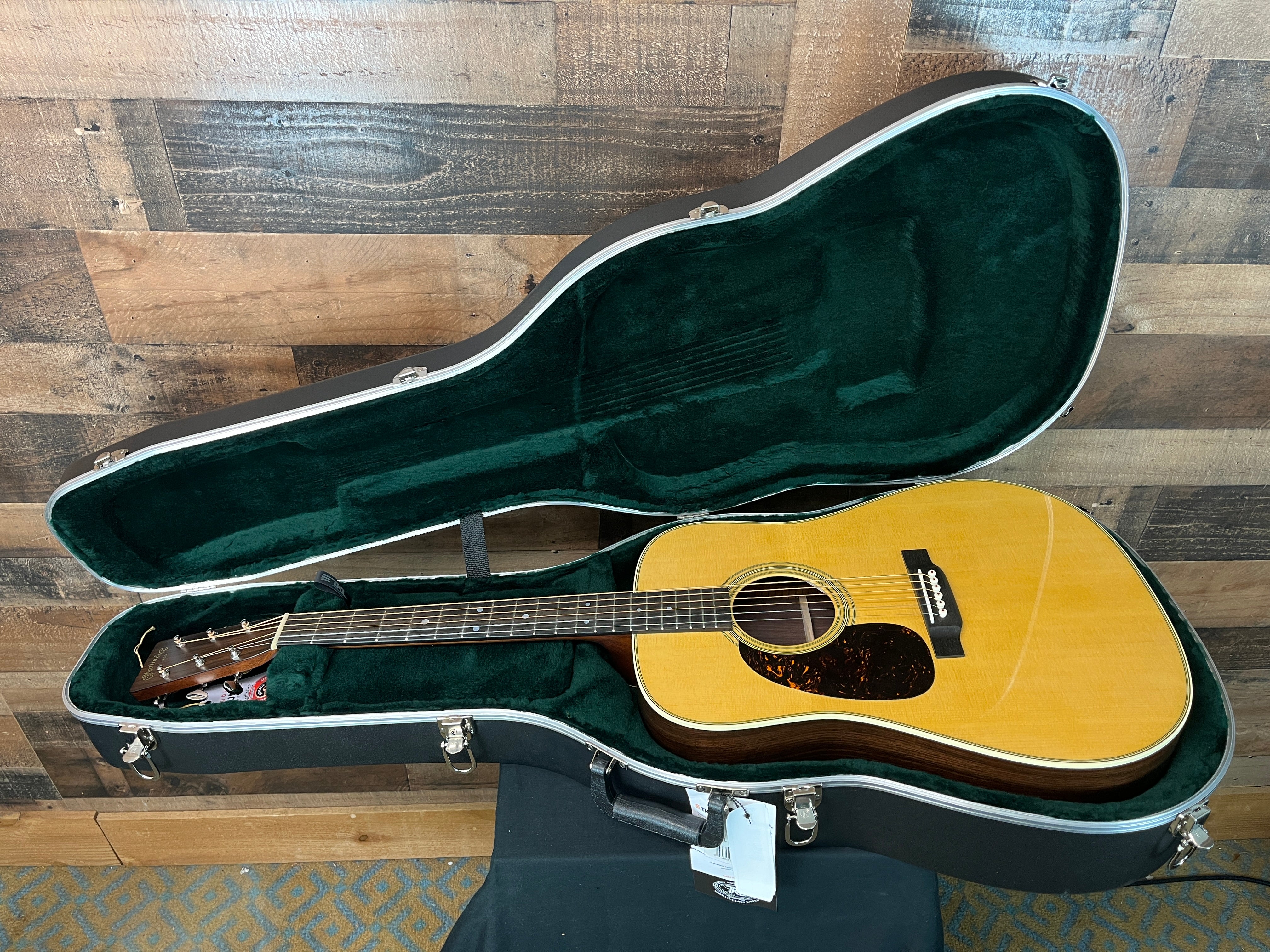 Martin D-28L D-28, Left-handed, Natural, Hardcase, 554