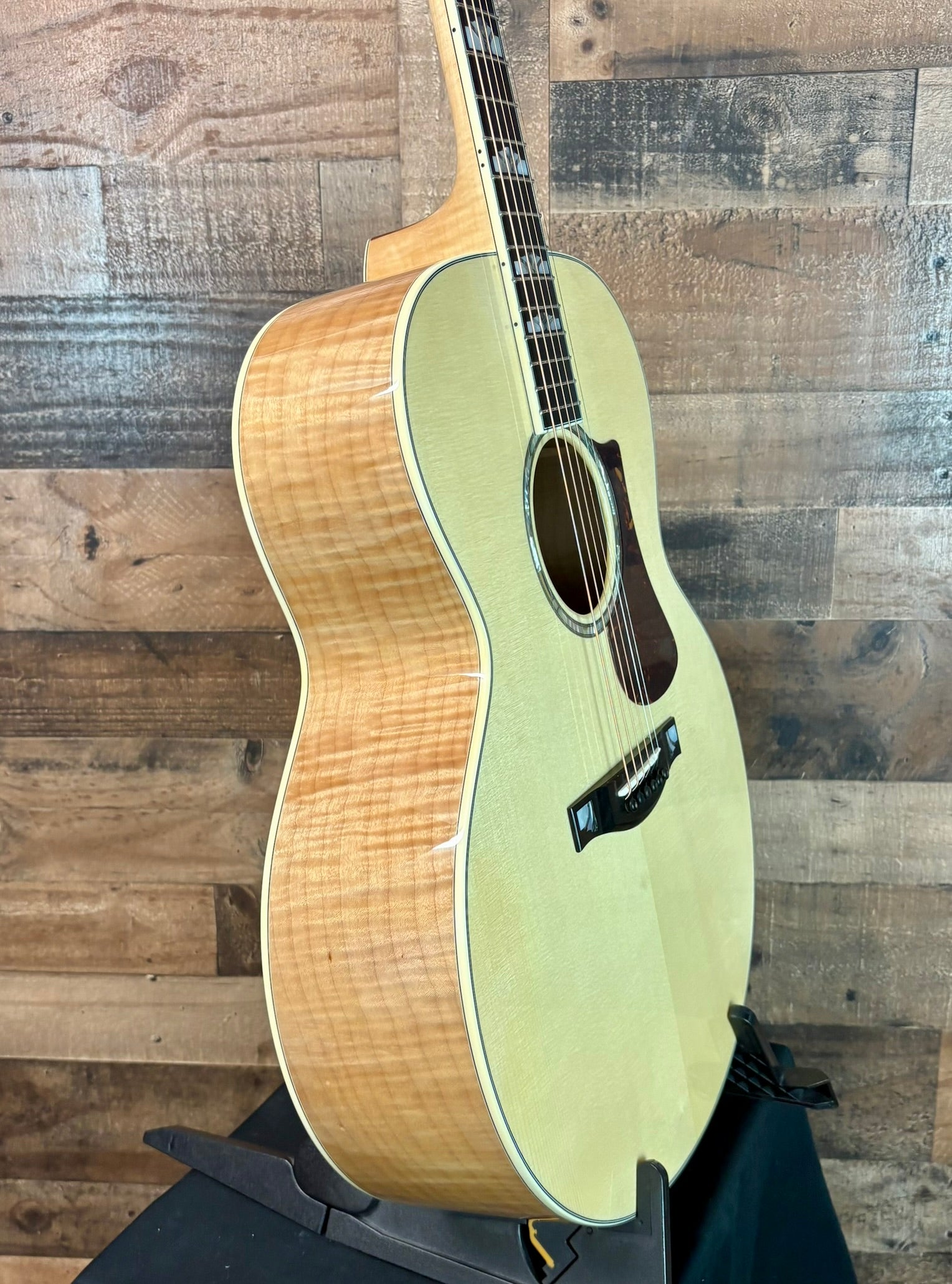 Eastman Guitars AC630  Natural