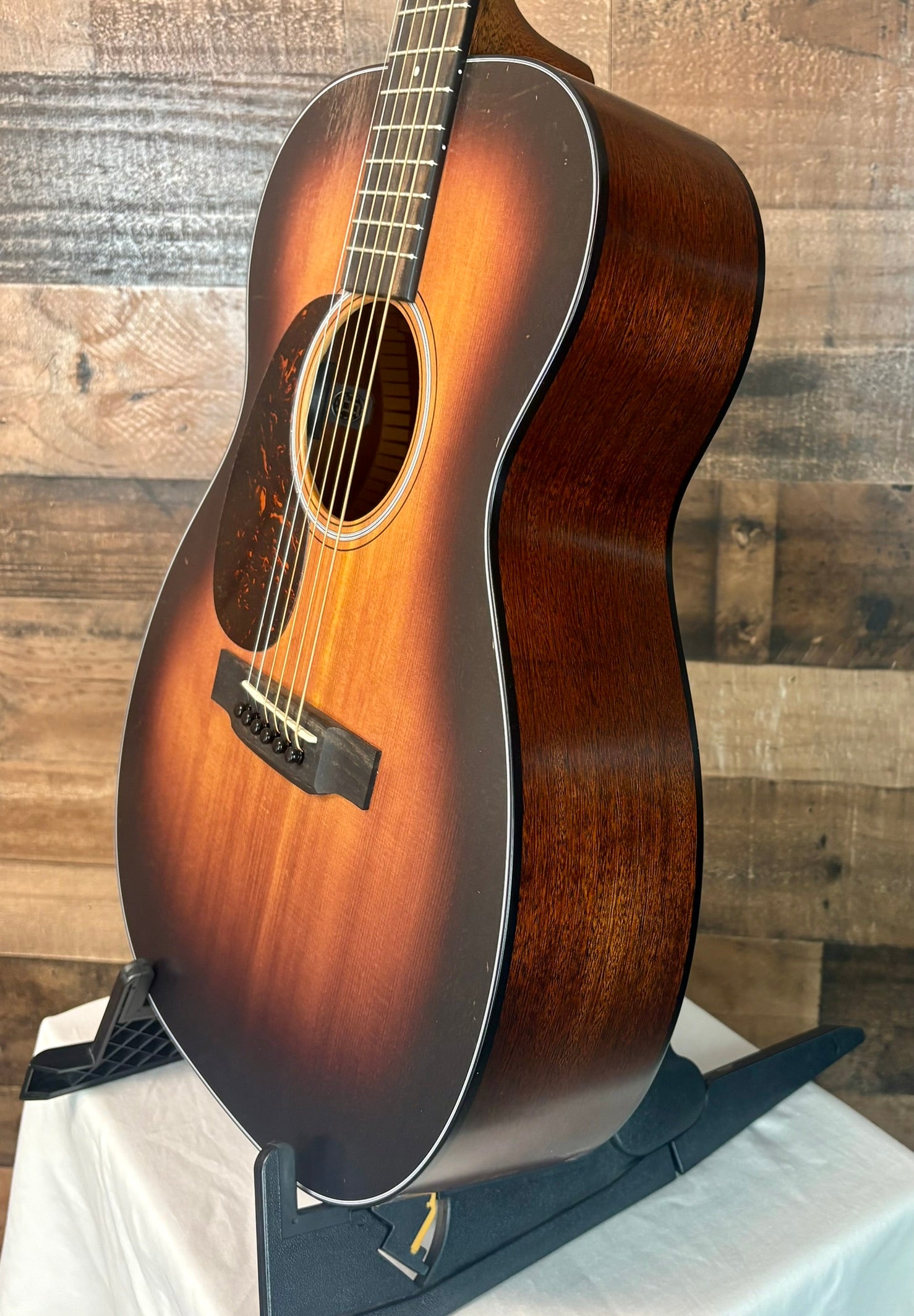 Martin 00-10E Retro Joe Bonamassa Left-Handed, Sunburst