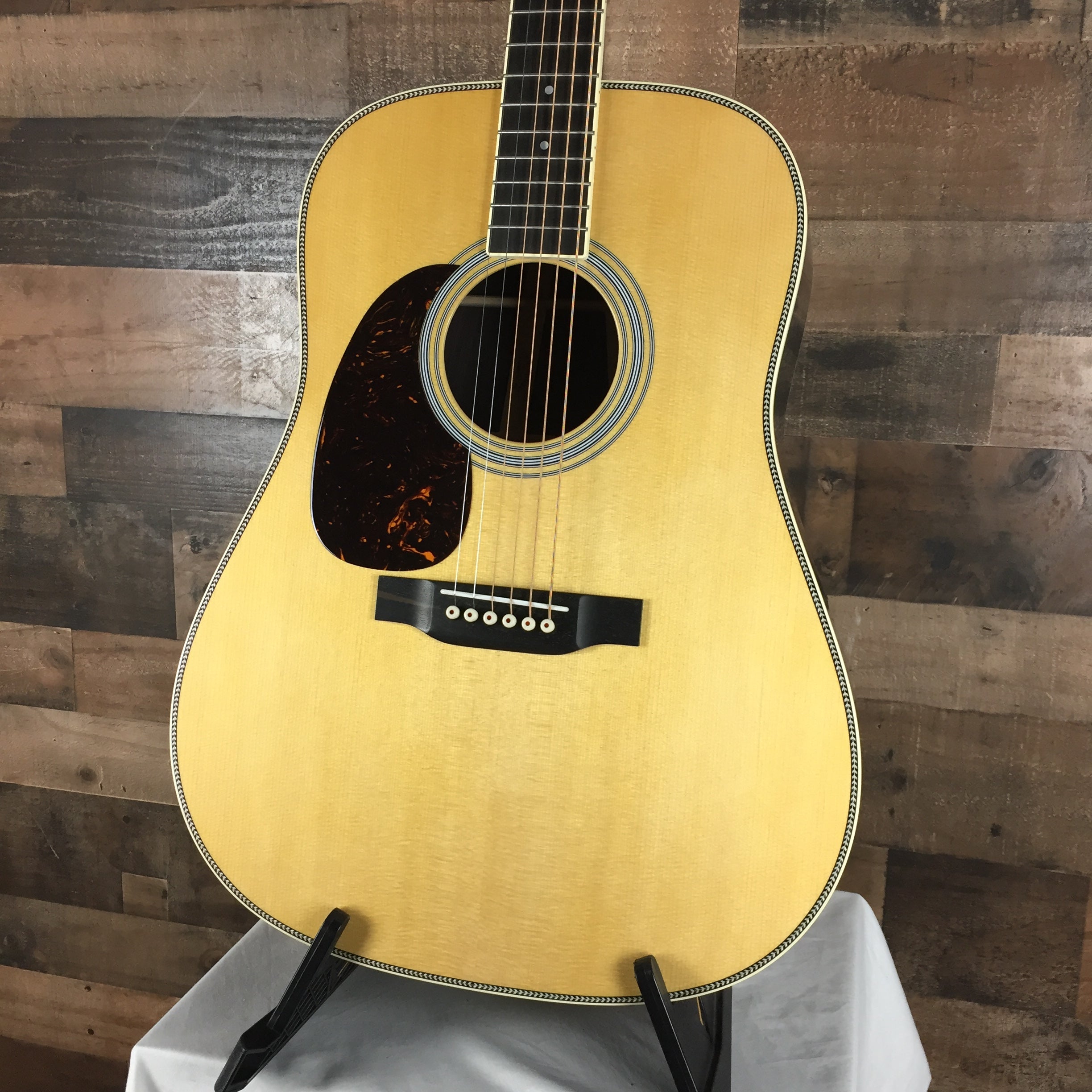 Martin HD-35, Left-handed Acoustic Guitar, Natural, Hard Case, 833