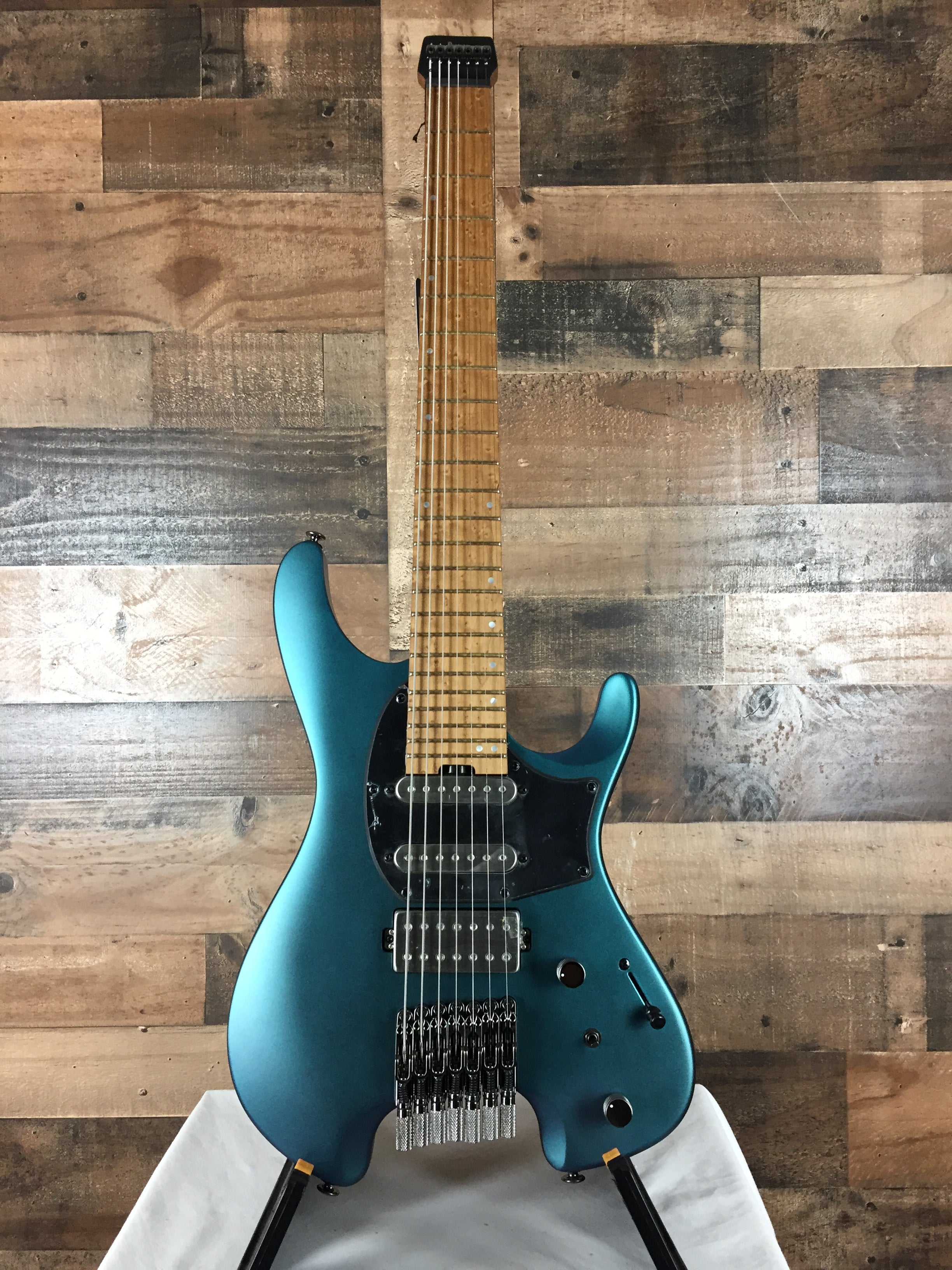 Q547 7-String, Electric Guitar Blue Chameleon Metallic Matte, Gig Bag, 083